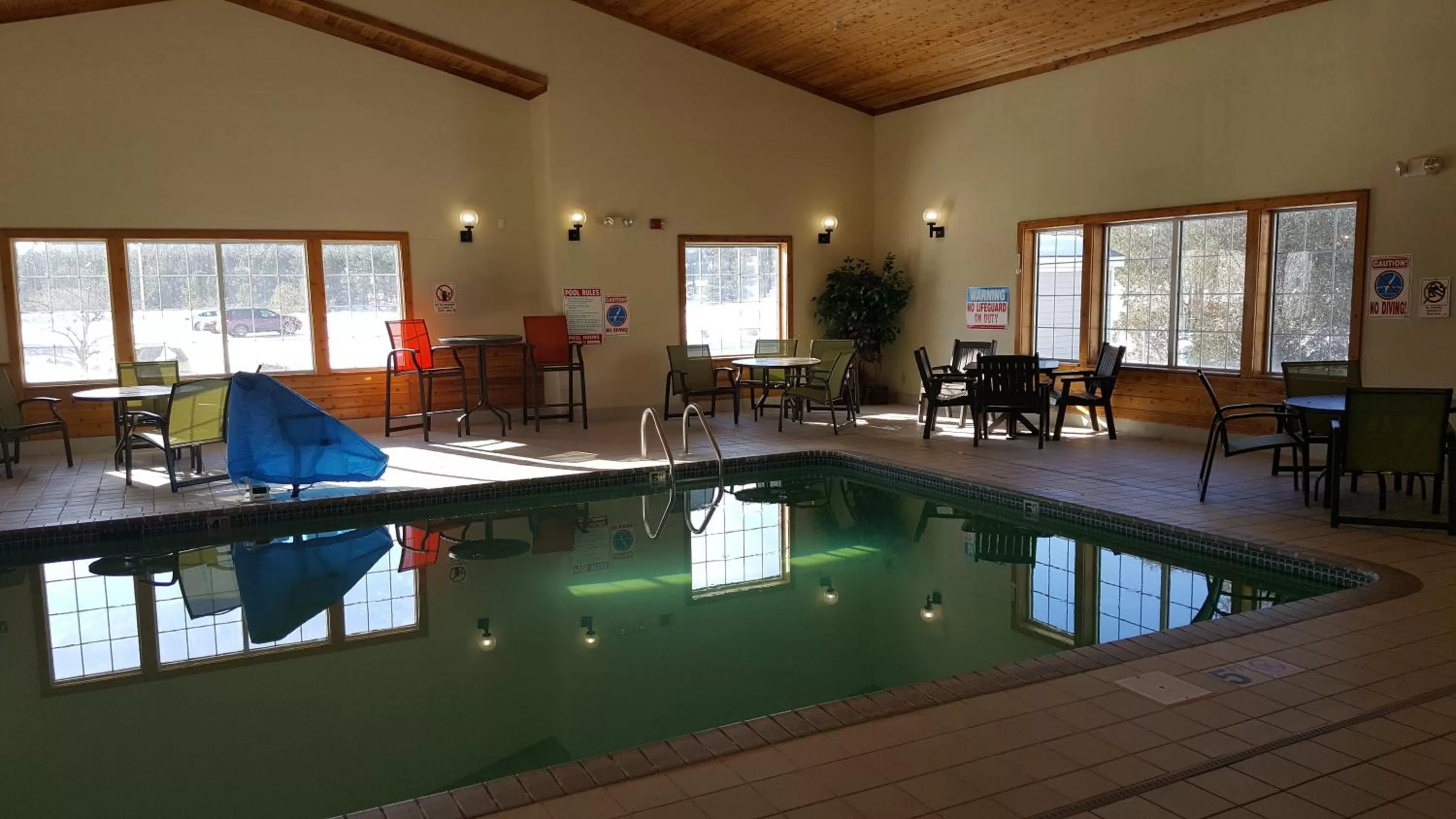 Swimming pool in Country Inn Walker