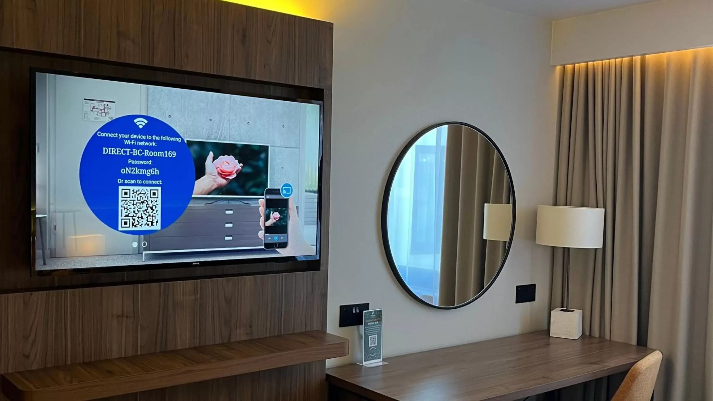 Photo of the whole room, TV/Entertainment Center in Holiday Inn London Gatwick - Worth, an IHG Hotel