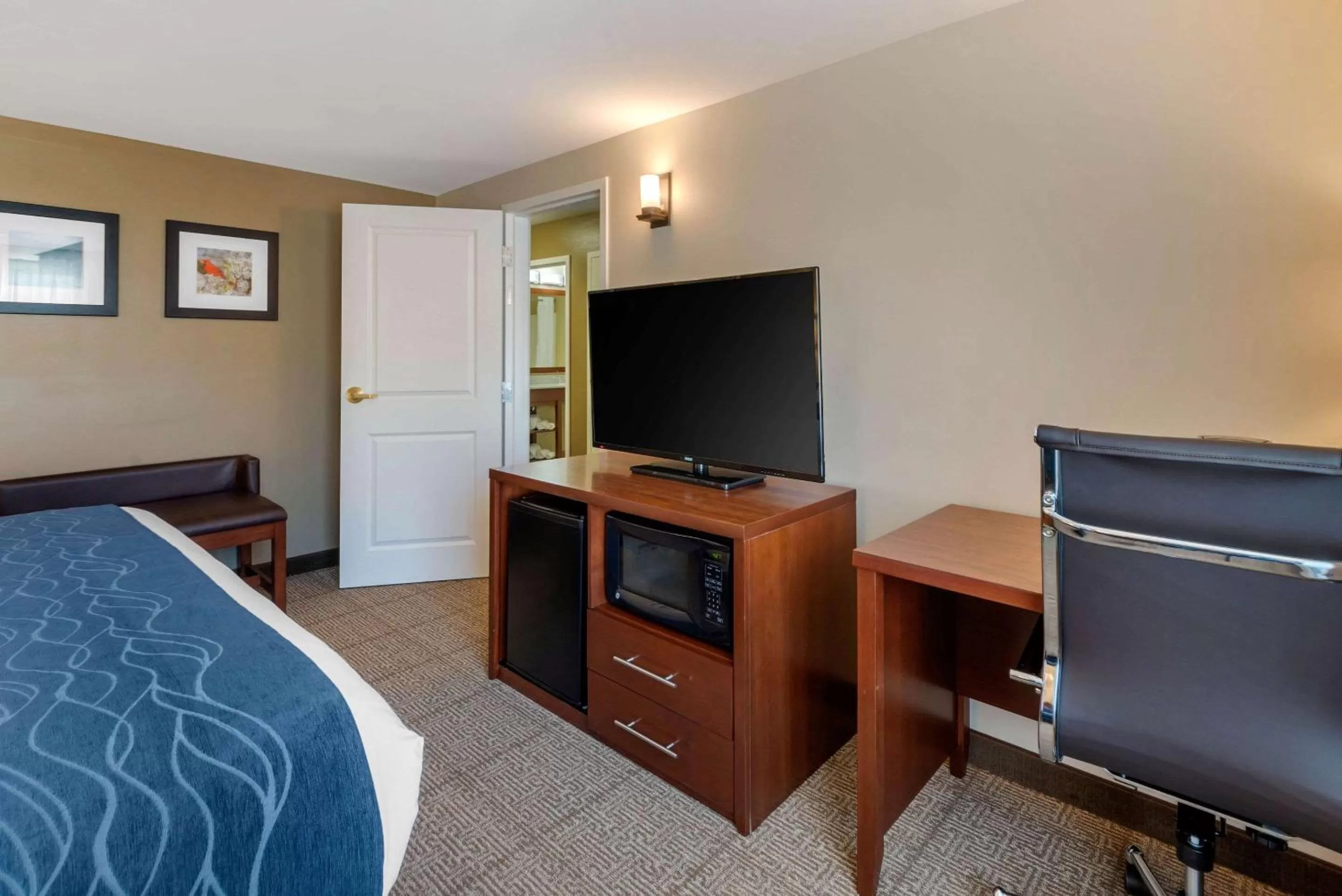 Photo of the whole room, Bed in Comfort Inn & Suites Northern Kentucky