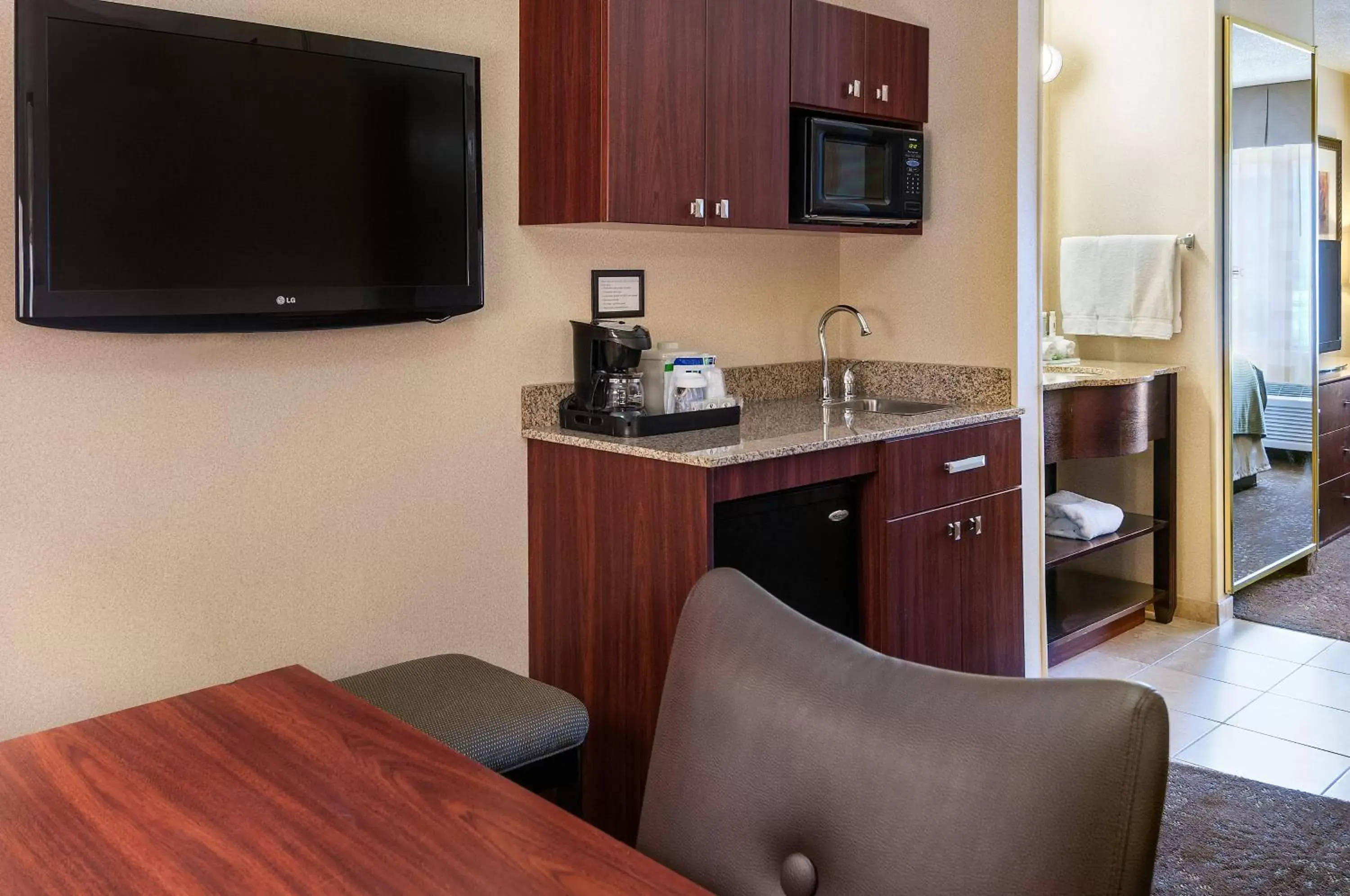 Bedroom, TV/Entertainment Center in Holiday Inn Express & Suites Sandy - South Salt Lake City, an IHG Hotel
