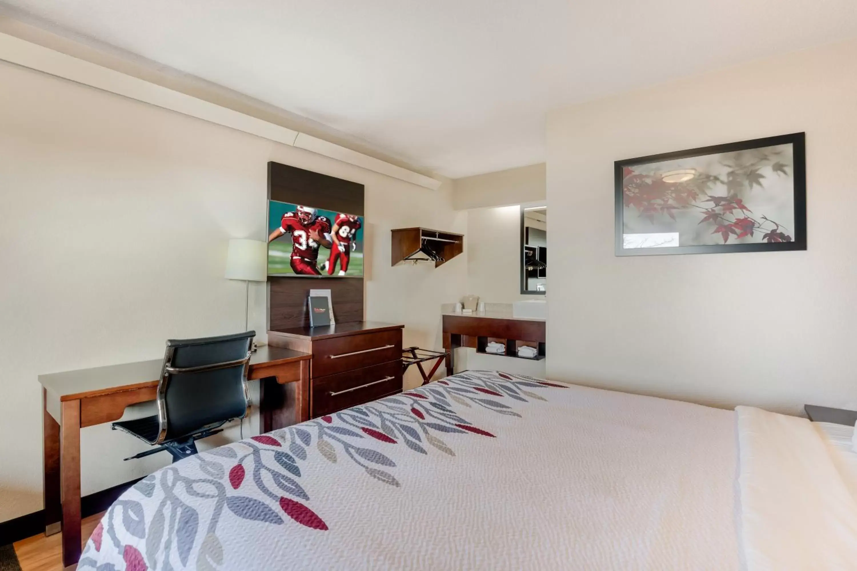 Bedroom in Red Roof Inn PLUS+ Chicago - Northbrook/Deerfield