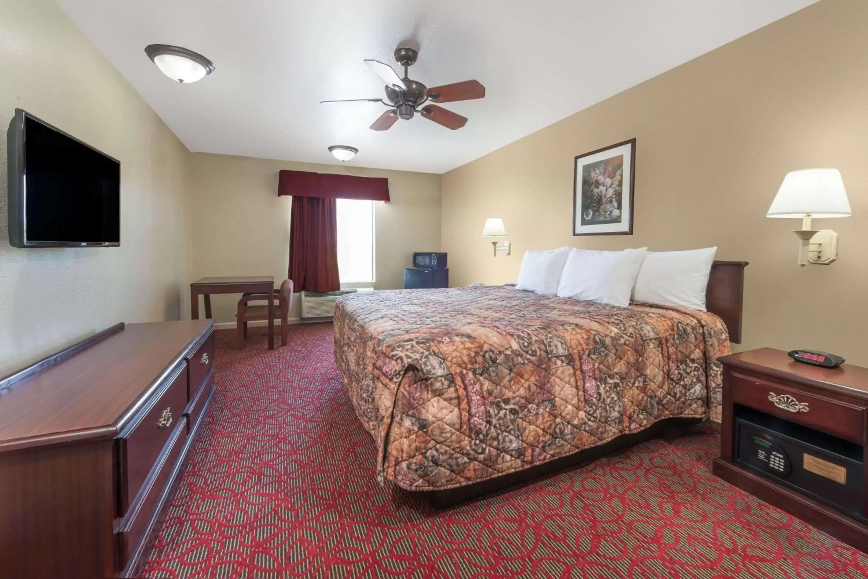 Photo of the whole room, Bed in Days Inn by Wyndham St Peters/St Charles