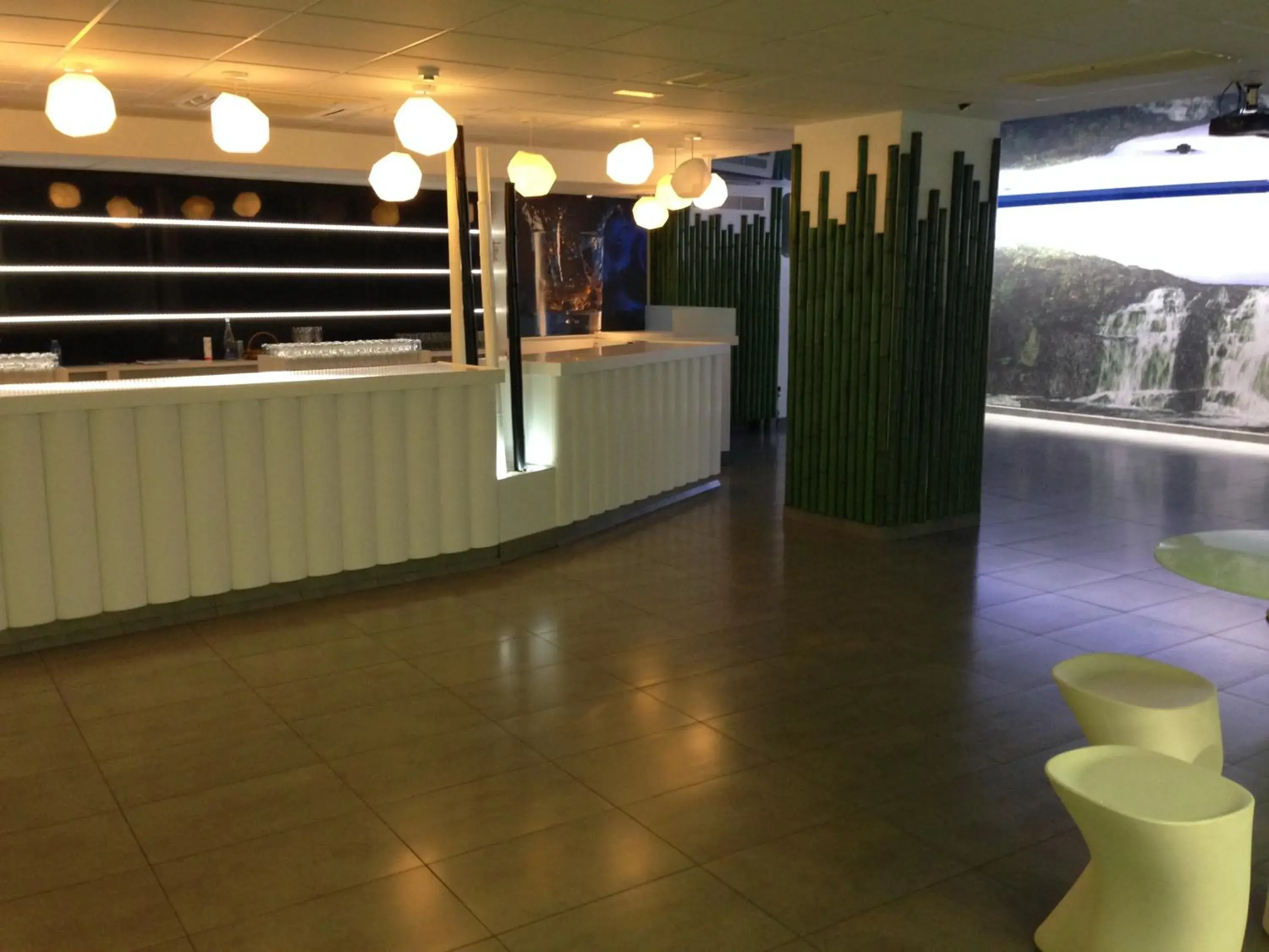 Lounge or bar, Lobby/Reception in Hotel Sercotel Cuatro Postes