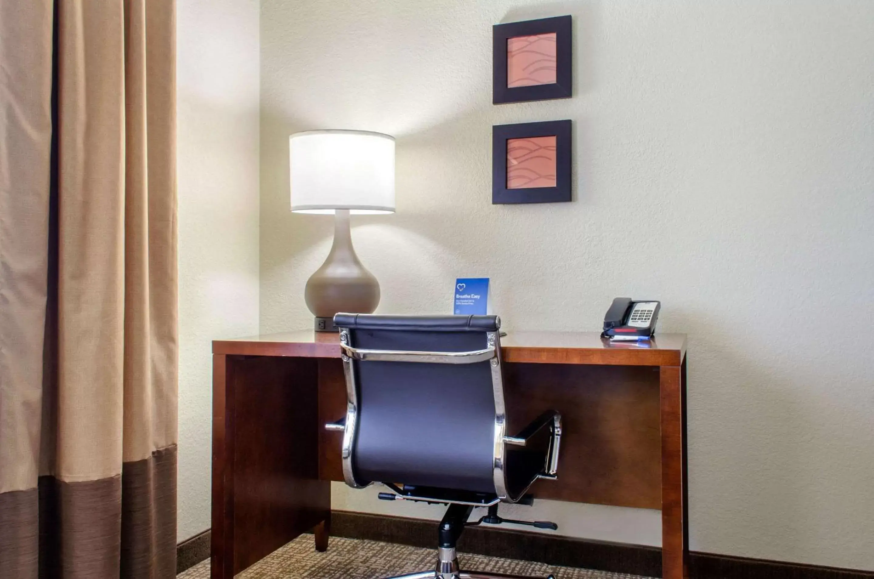 Photo of the whole room, TV/Entertainment Center in Comfort Inn & Suites Covington - Mandeville