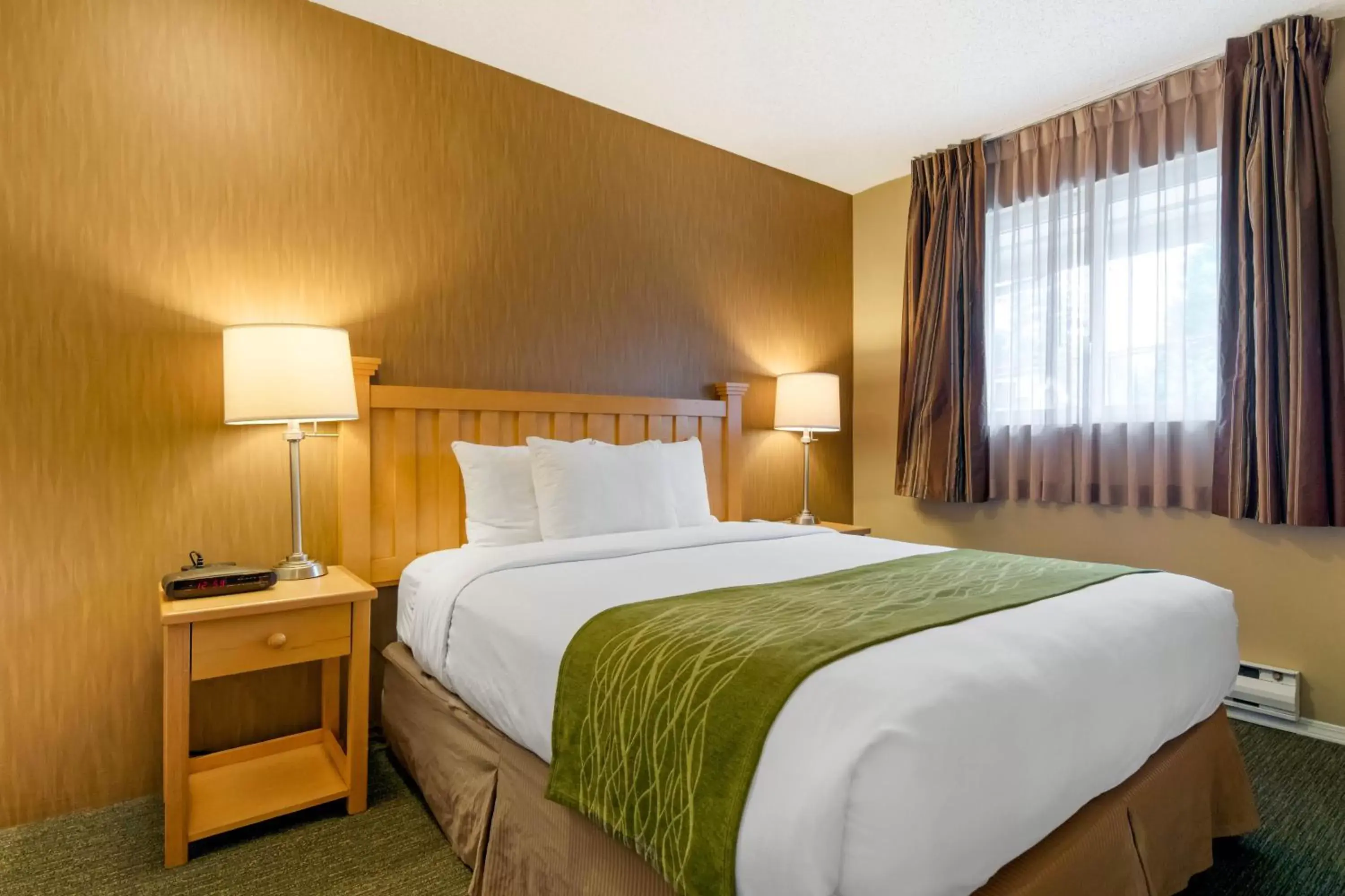 Bed in Econo Lodge Inn & Suites - North Vancouver