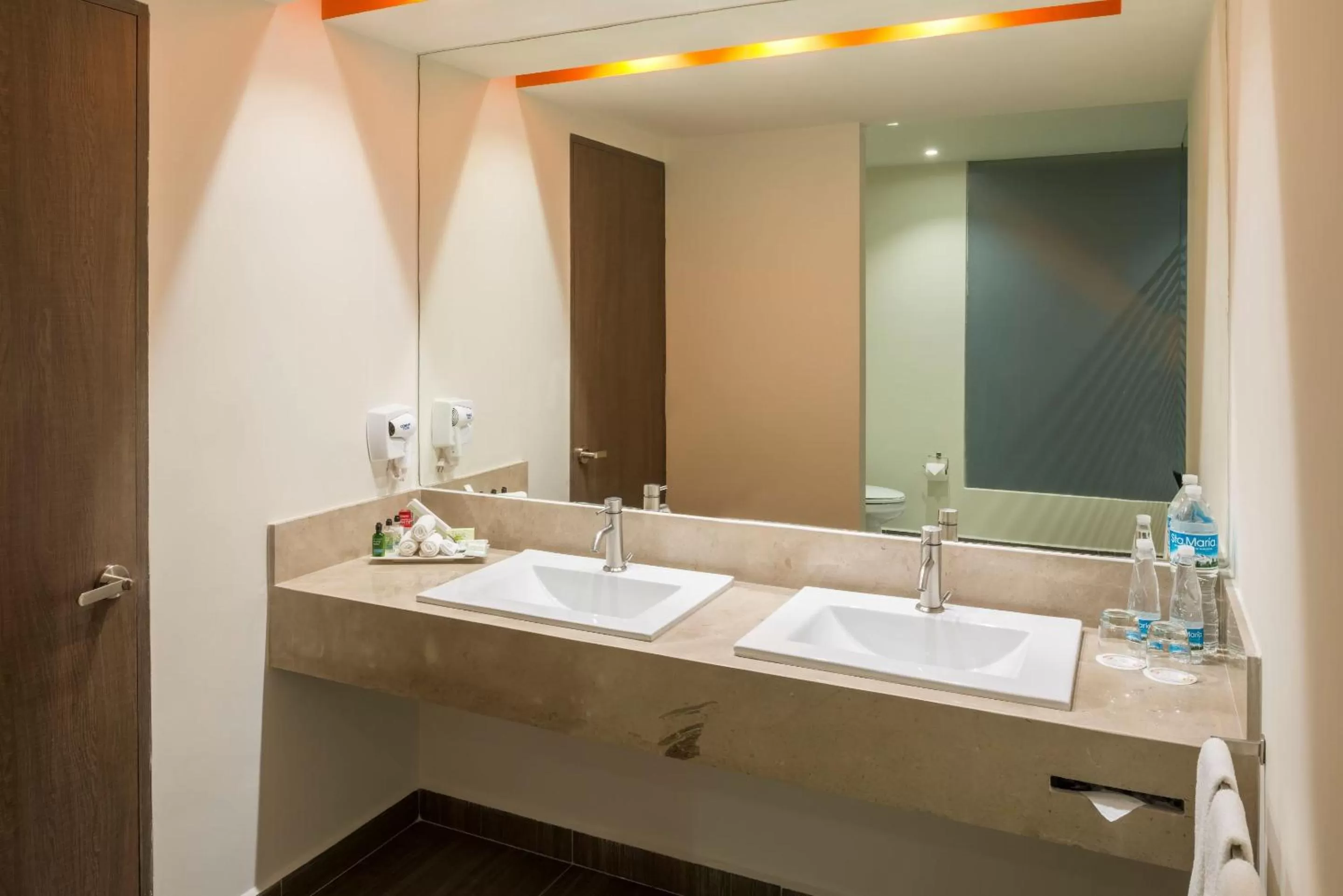 Photo of the whole room in Real Inn Celaya