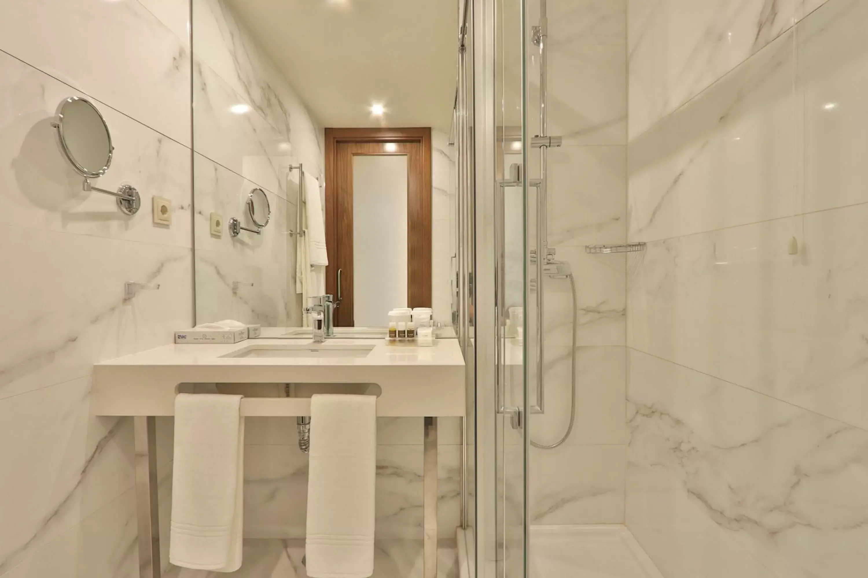 Bathroom in TURIM Iberia Hotel
