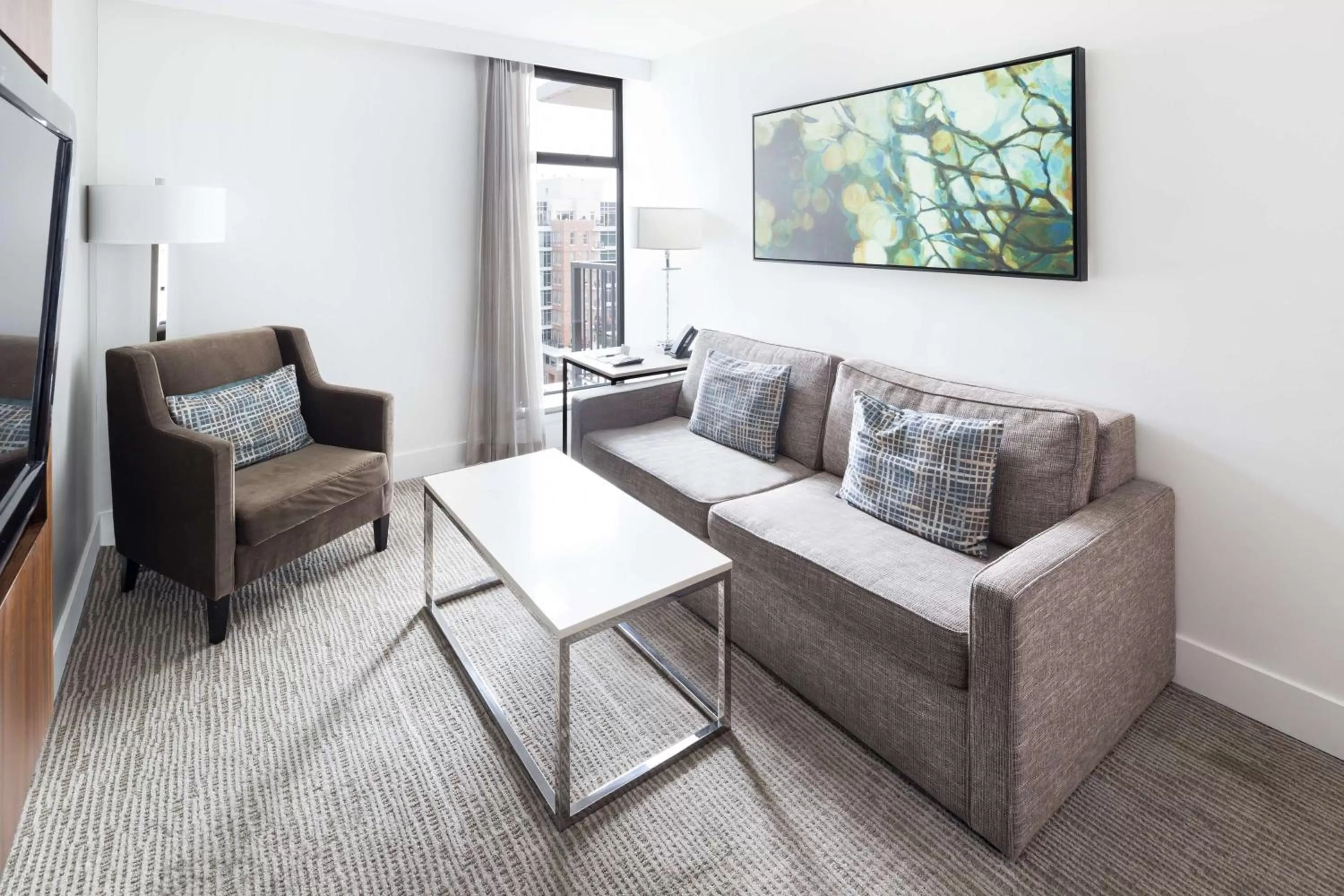 Living room in DoubleTree by Hilton Hotel & Suites Victoria