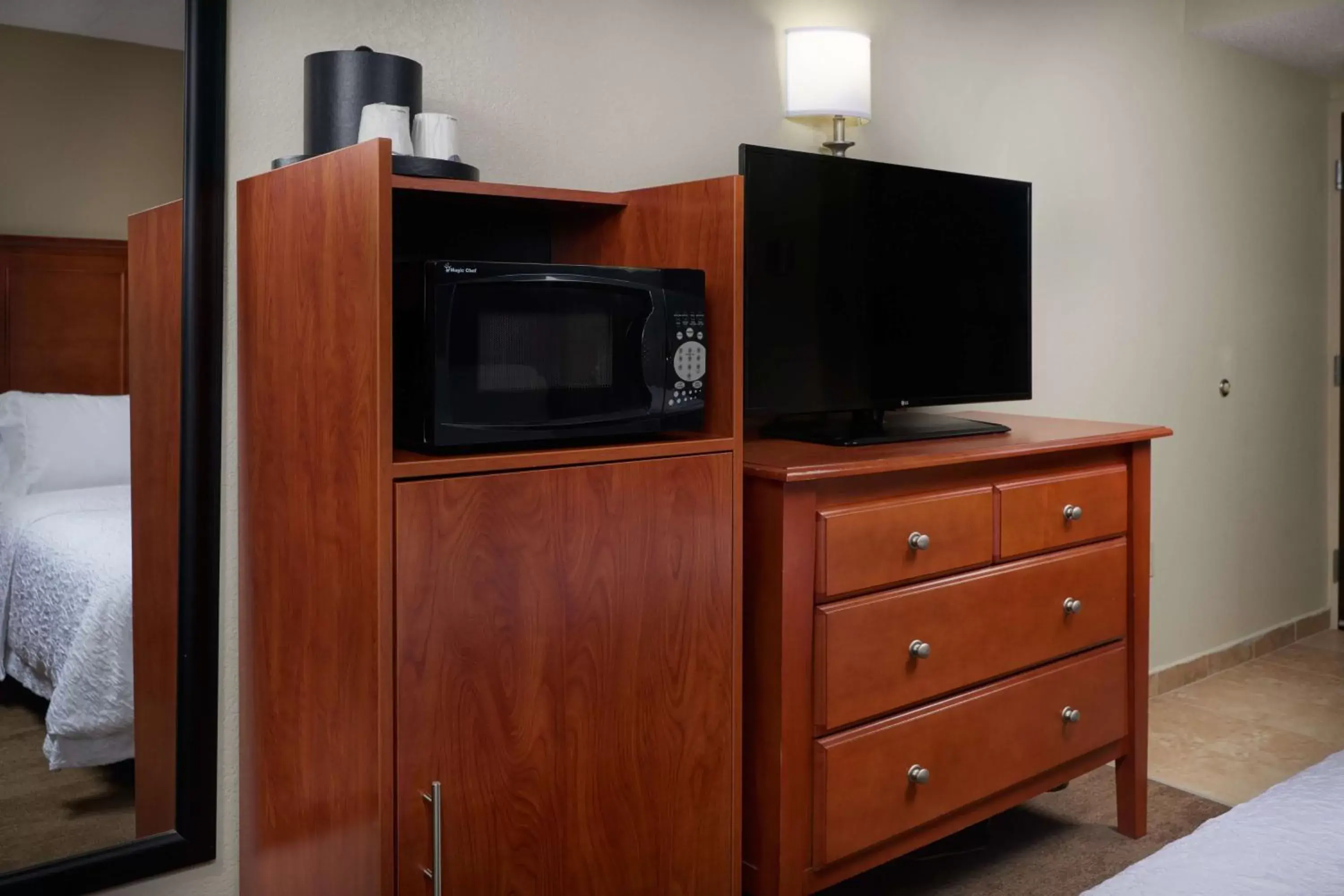 Kitchen or kitchenette, TV/Entertainment Center in Hampton Inn Ann Arbor-South