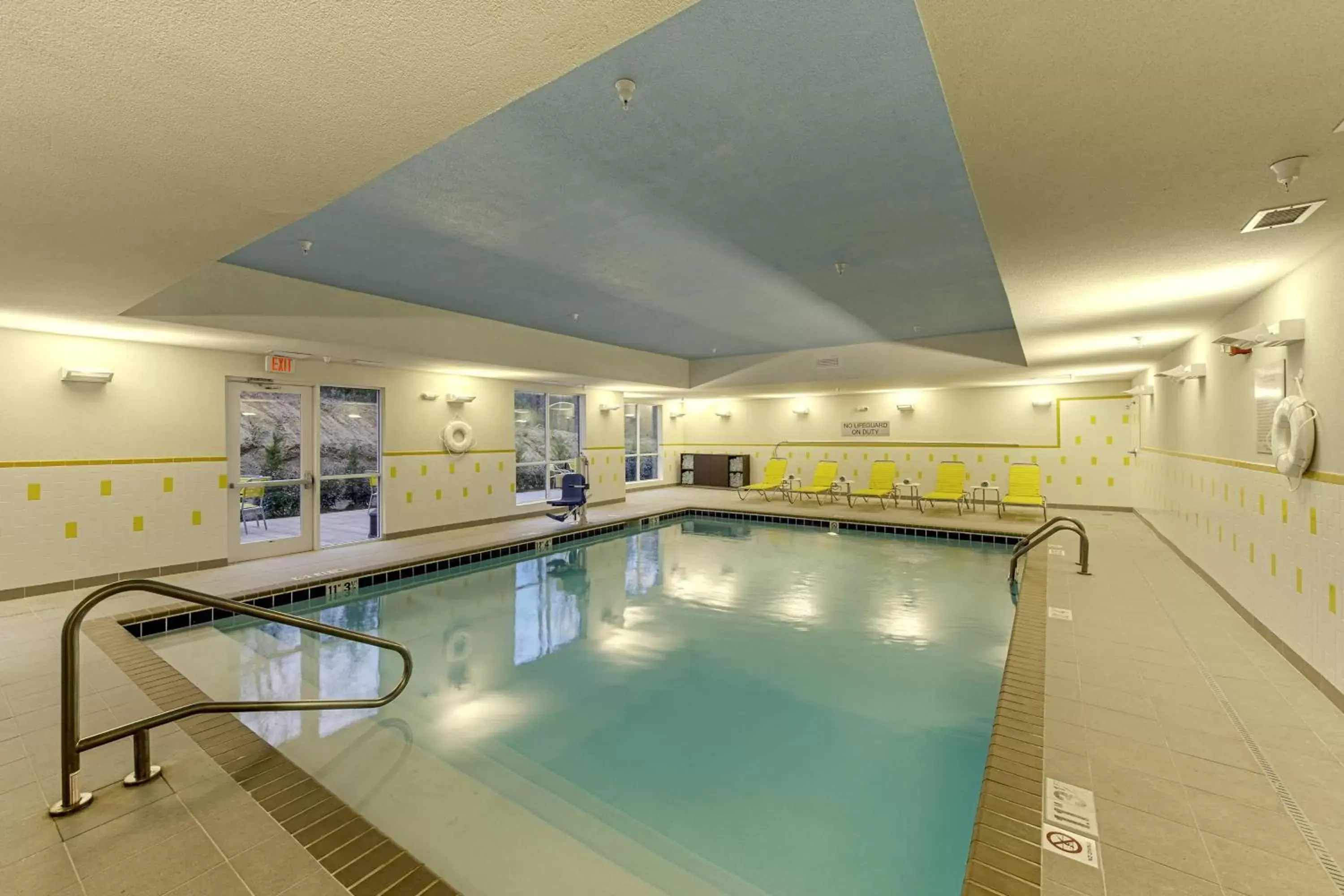 Swimming Pool in Fairfield Inn & Suites by Marriott Meridian