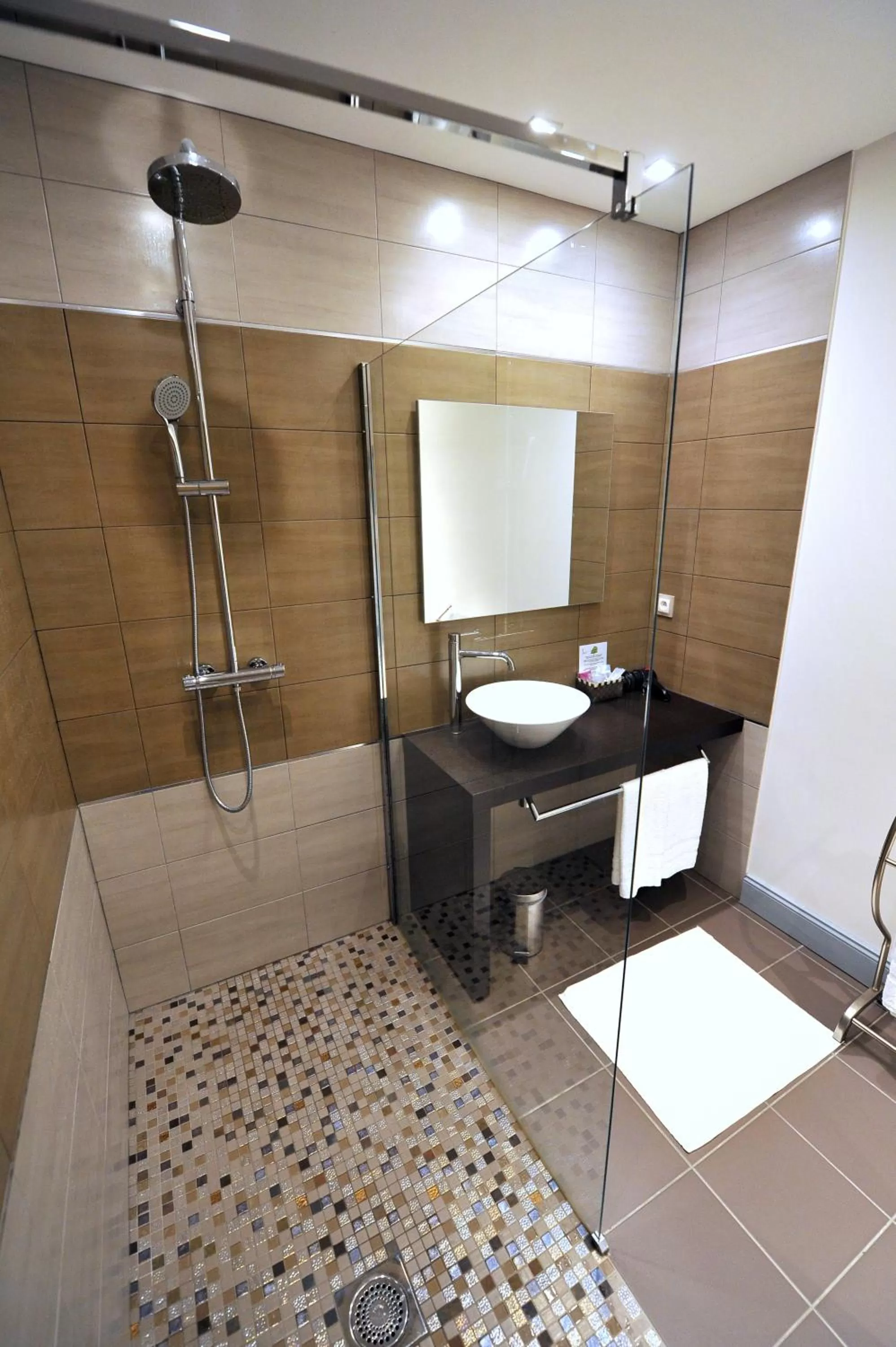 Bathroom in Logis- Hôtel Spa Restaurant l'Epicurial