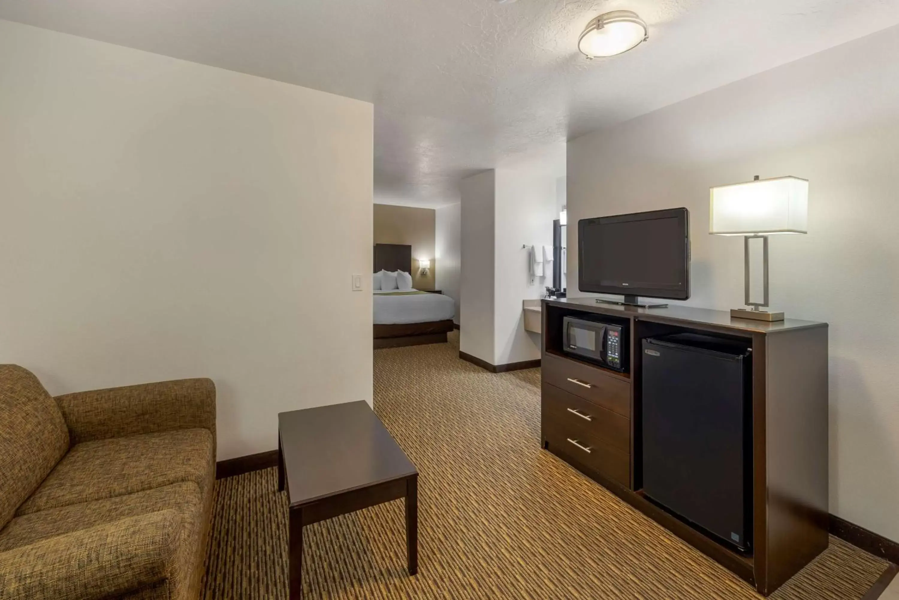 Bedroom, TV/Entertainment Center in Best Western Mesquite Inn