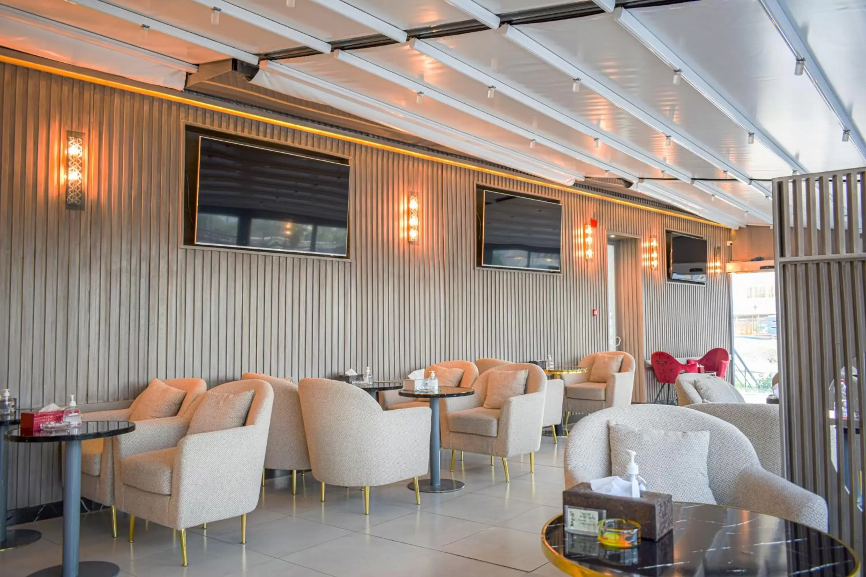 Restaurant/Places to Eat in Saraya Corniche Hotel