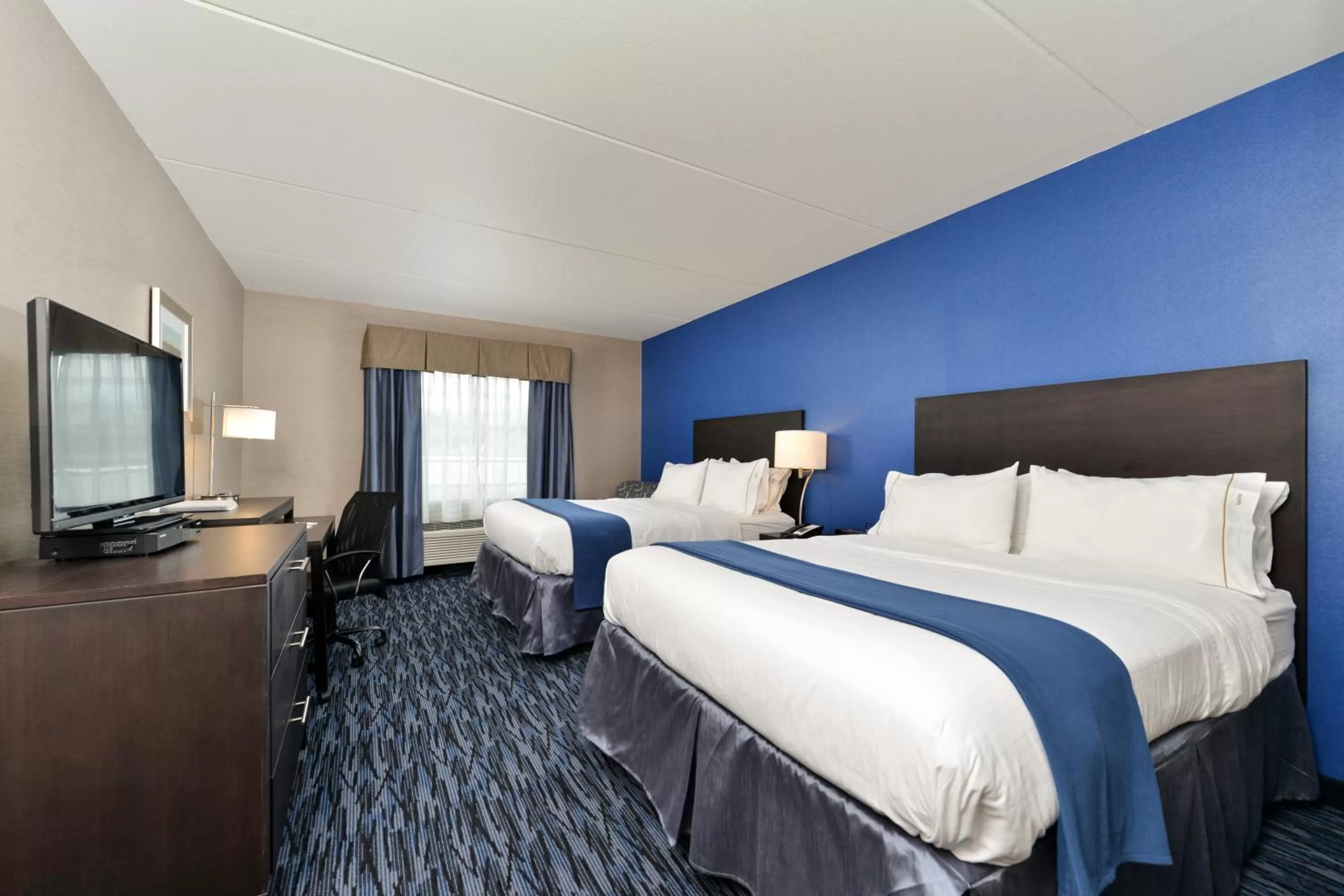 Photo of the whole room, Bed in Holiday Inn Express & Suites Peekskill-Lower Hudson Valley by IHG