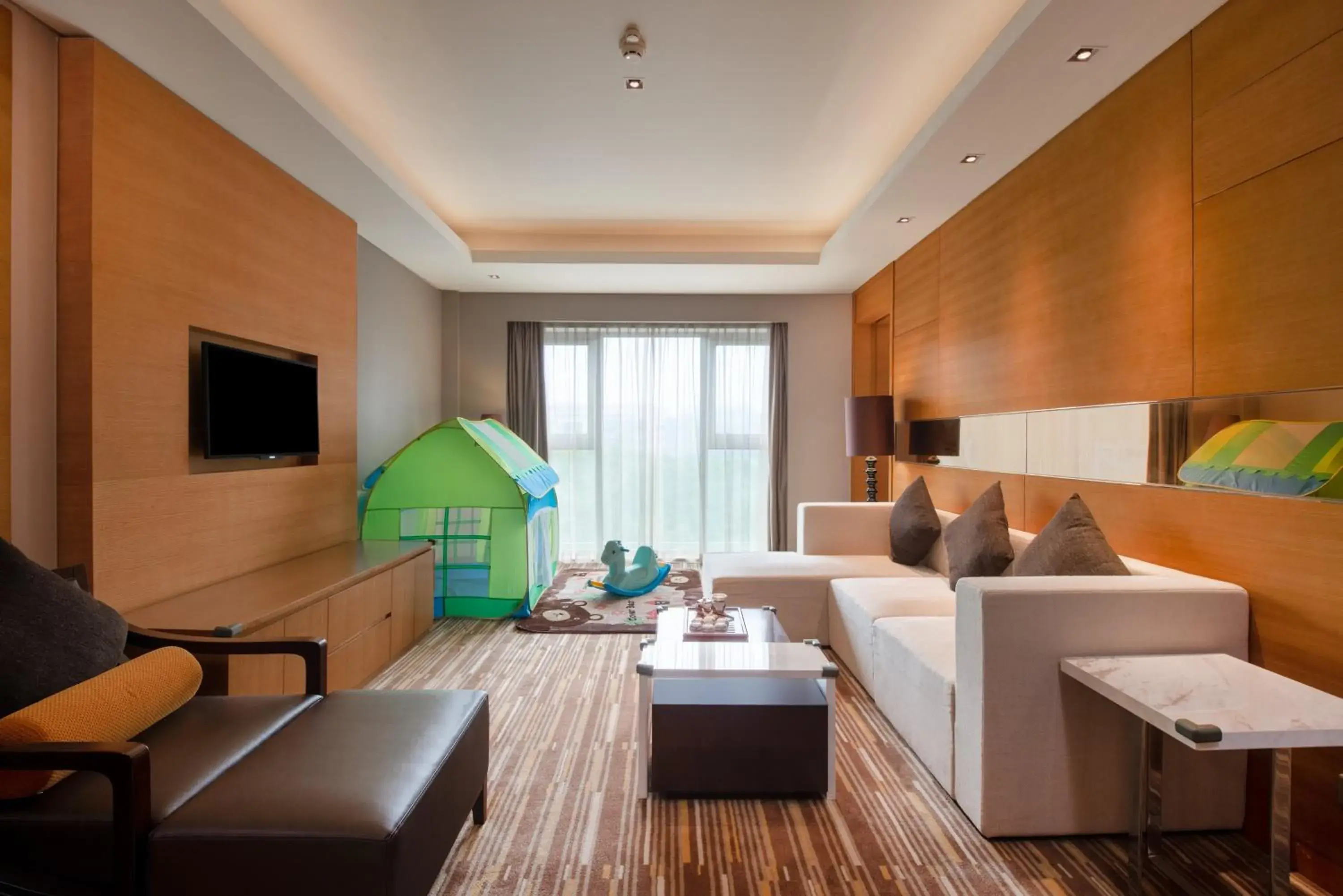 Photo of the whole room, Seating Area in Holiday Inn Guangzhou Science City, an IHG Hotel