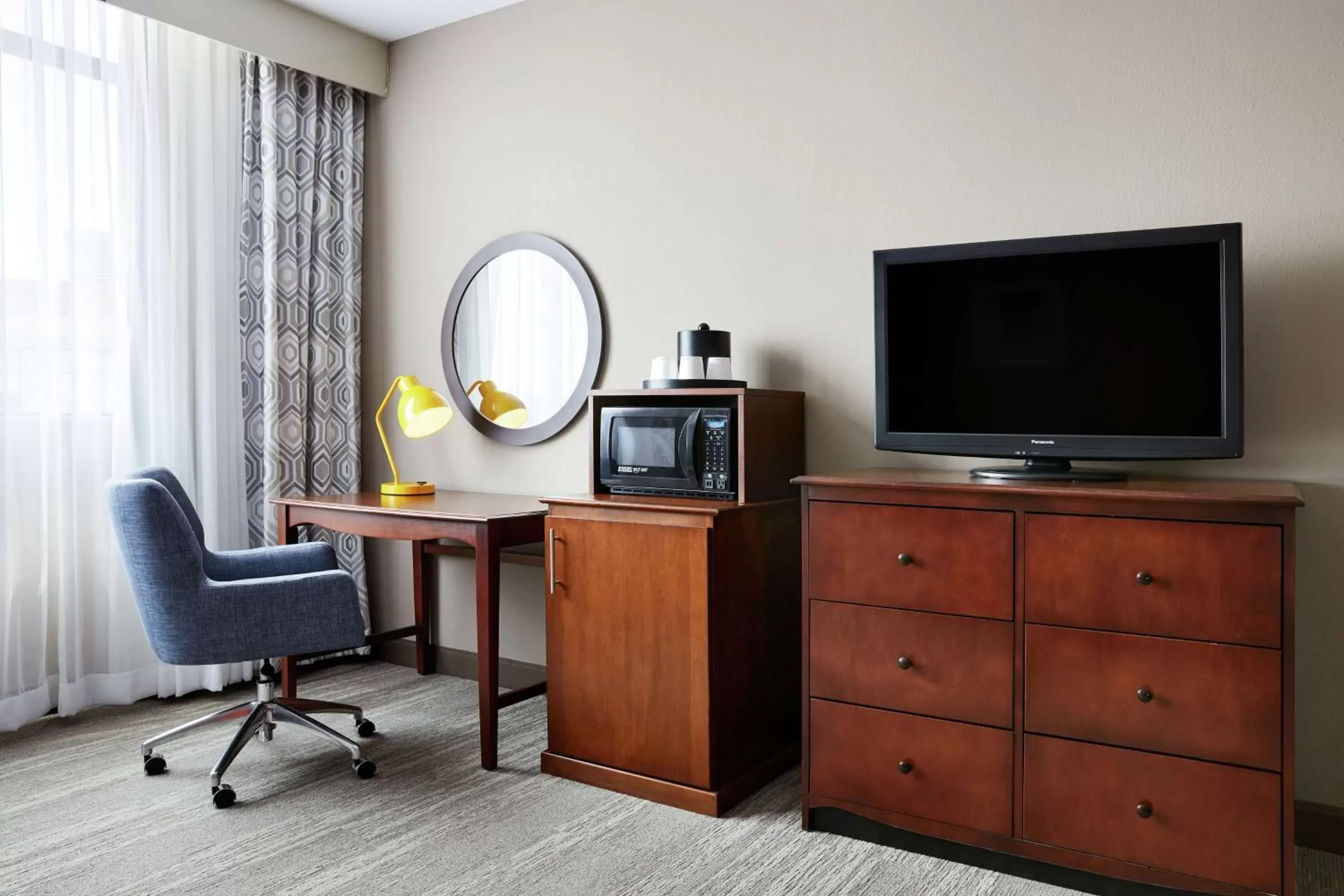 Bedroom, TV/Entertainment Center in Hampton Inn & Suites Mt. Prospect