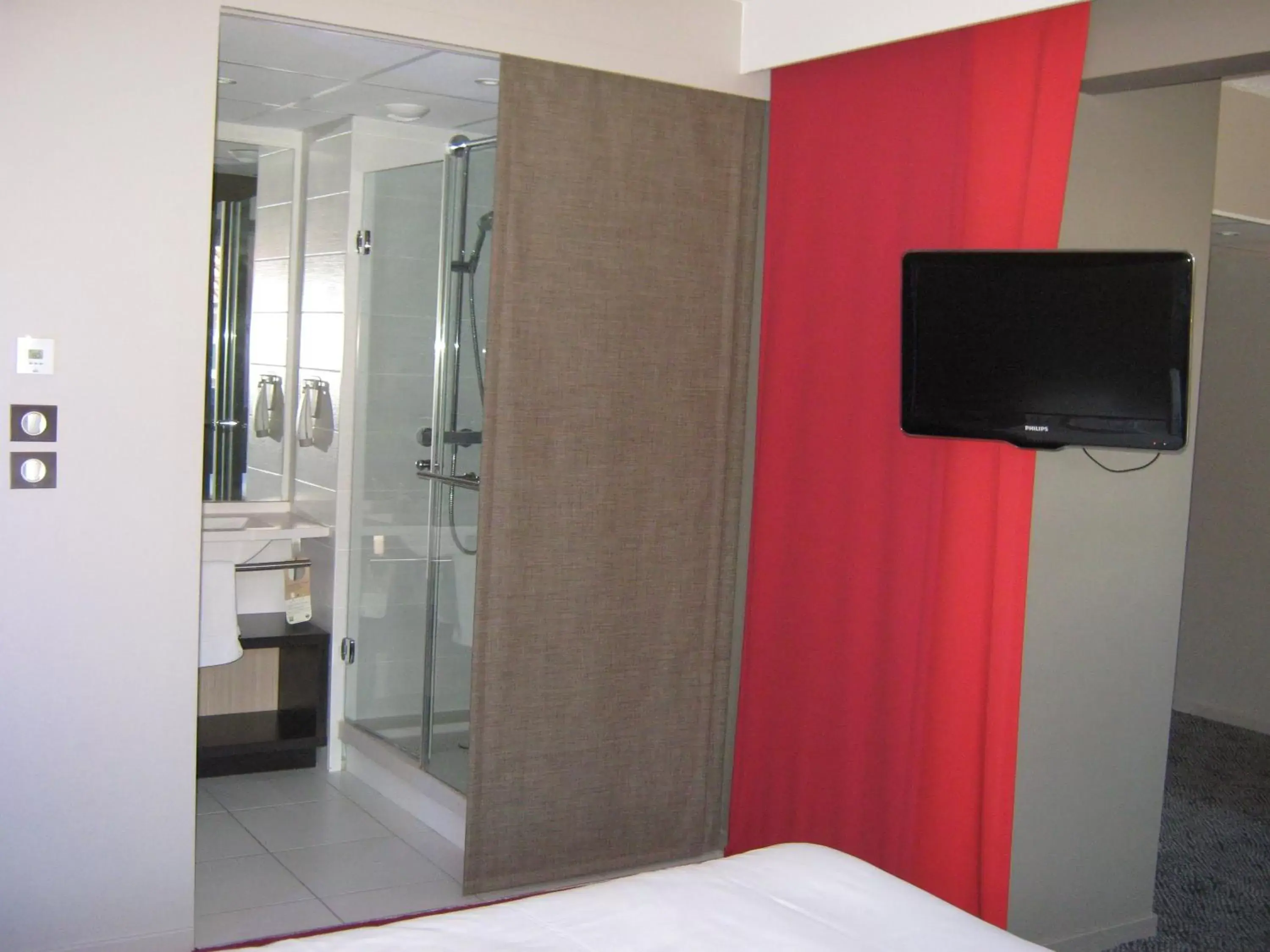 Bathroom, TV/Entertainment Center in ibis Styles Saint Dizier