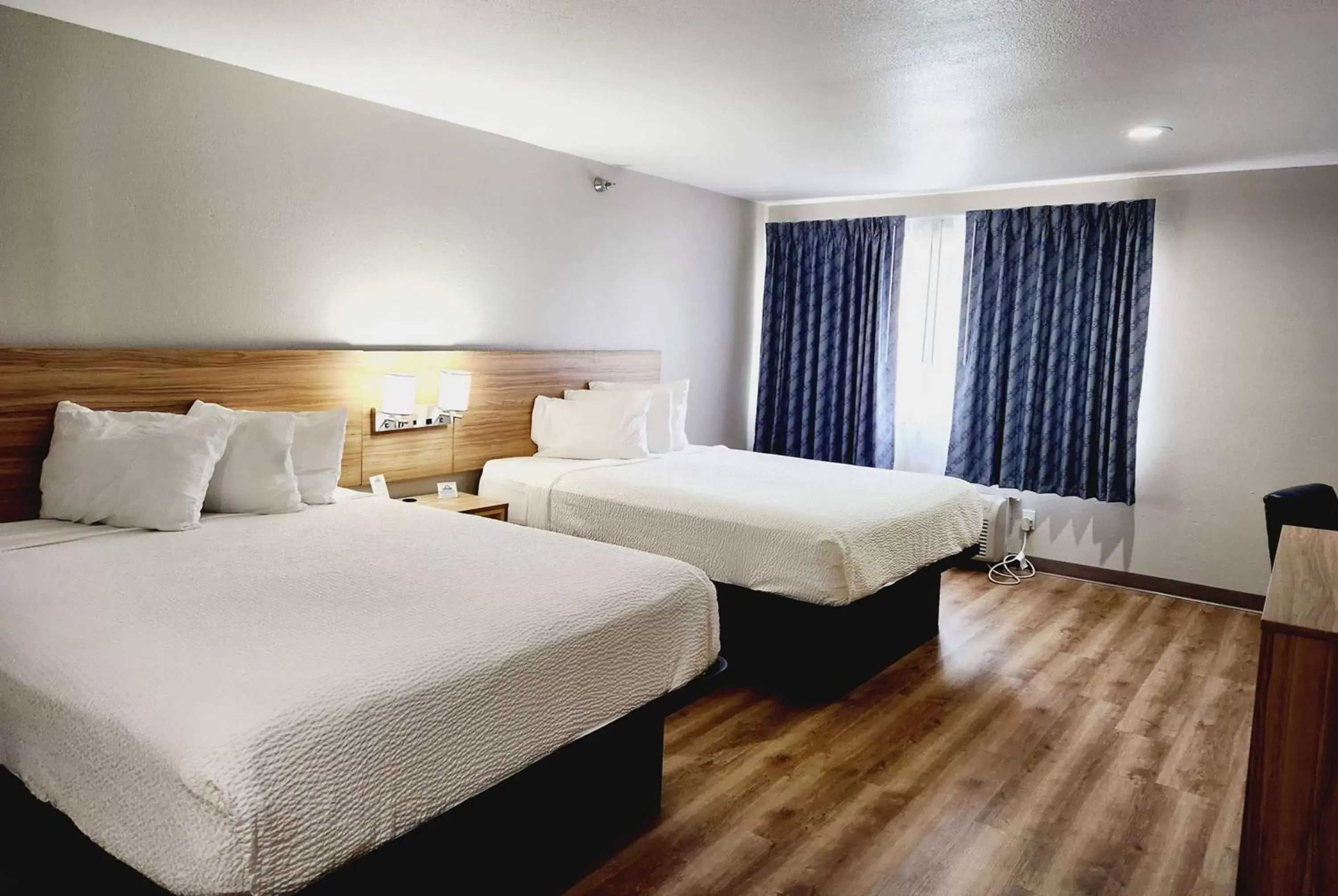 Photo of the whole room, Bed in Days Inn & Suites by Wyndham Corpus Christi Central
