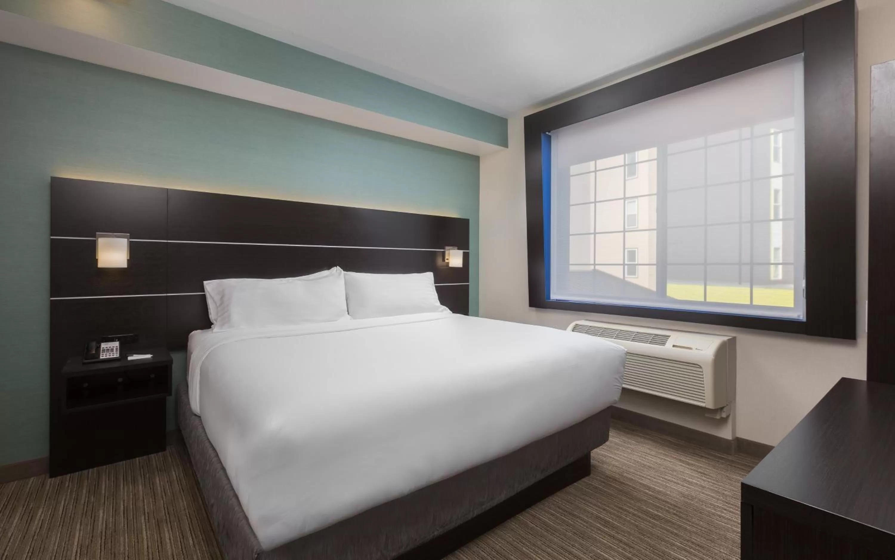 Photo of the whole room, Bed in Holiday Inn Express Hotel & Suites Eugene Downtown - University by IHG
