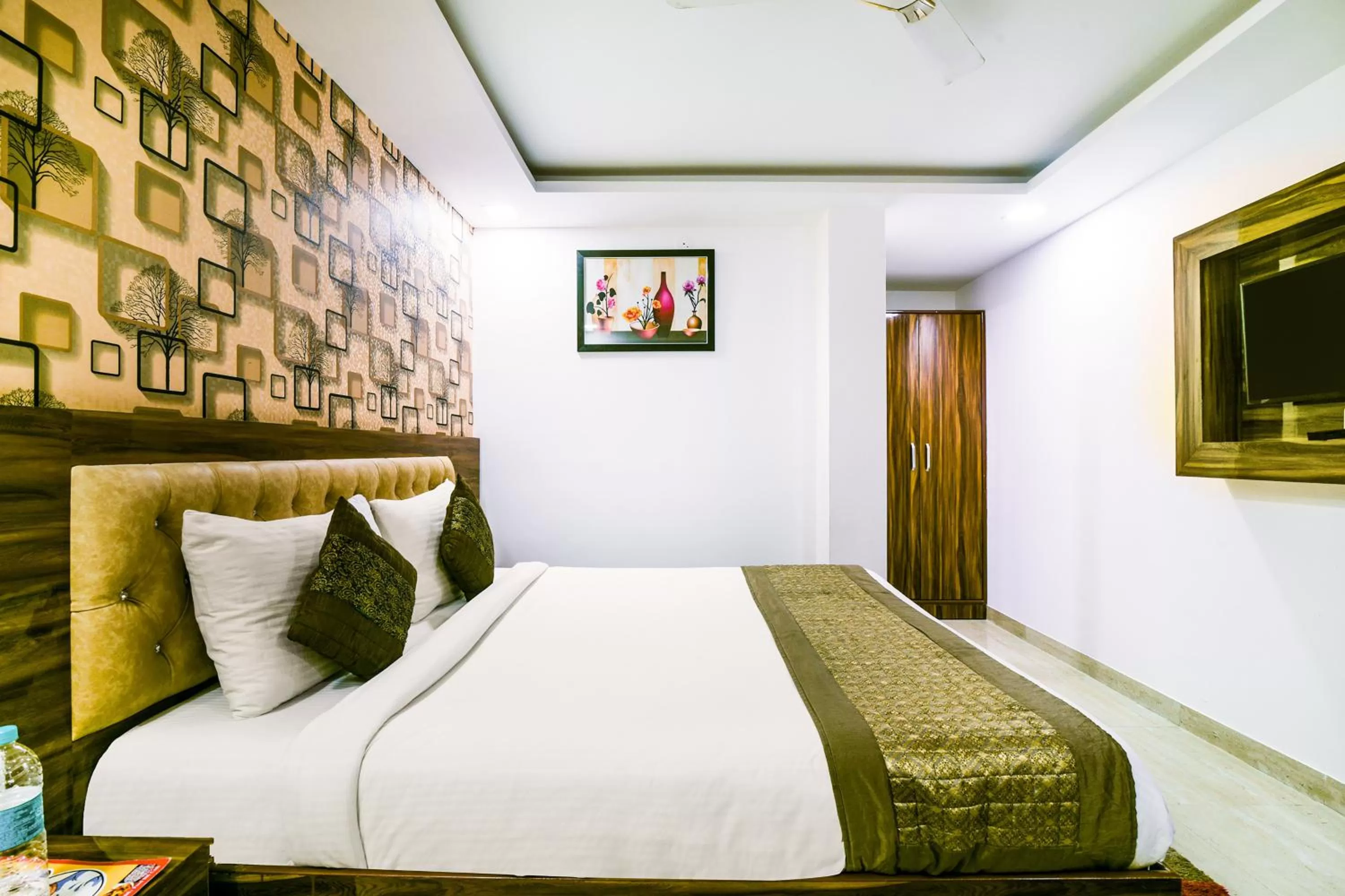 Communal lounge/ TV room, Bed in Hotel Pearl - Mahipalpur Delhi Airport