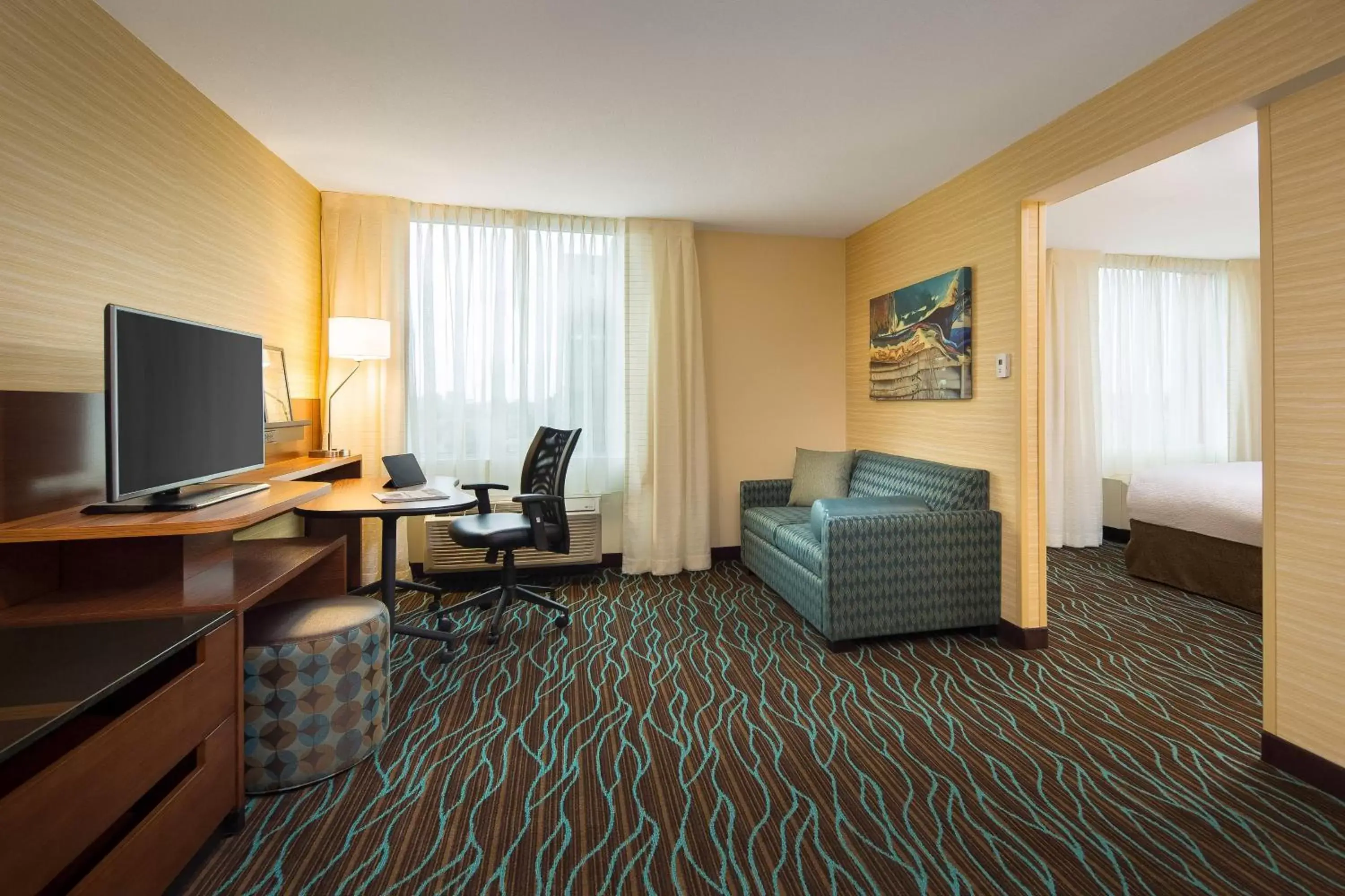 Living room, TV/Entertainment Center in Fairfield Inn & Suites by Marriott Calgary Downtown