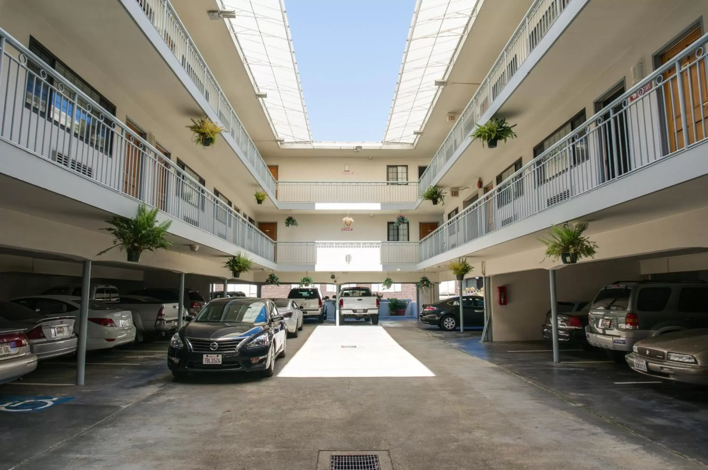 Facade/entrance in Nob Hill Motor Inn