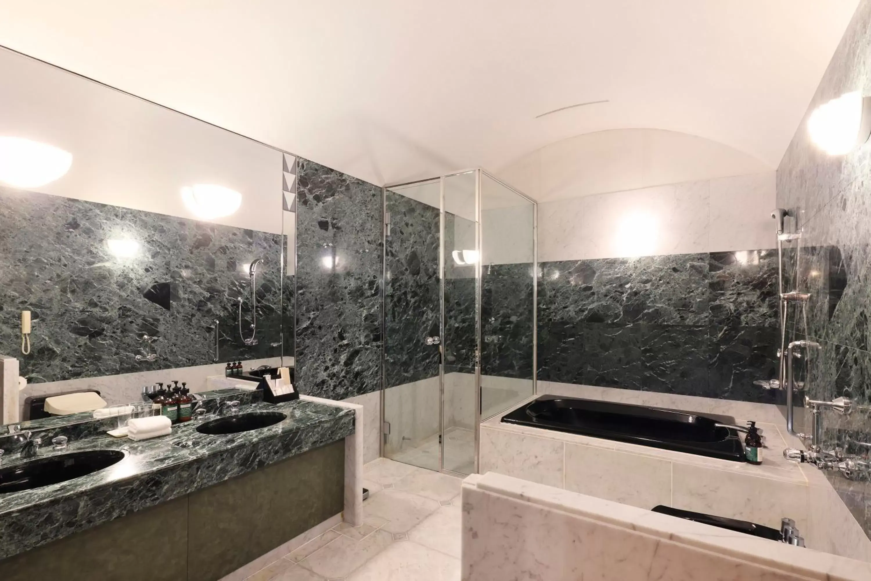 Photo of the whole room, Bathroom in ANA Crowne Plaza Kobe, an IHG Hotel