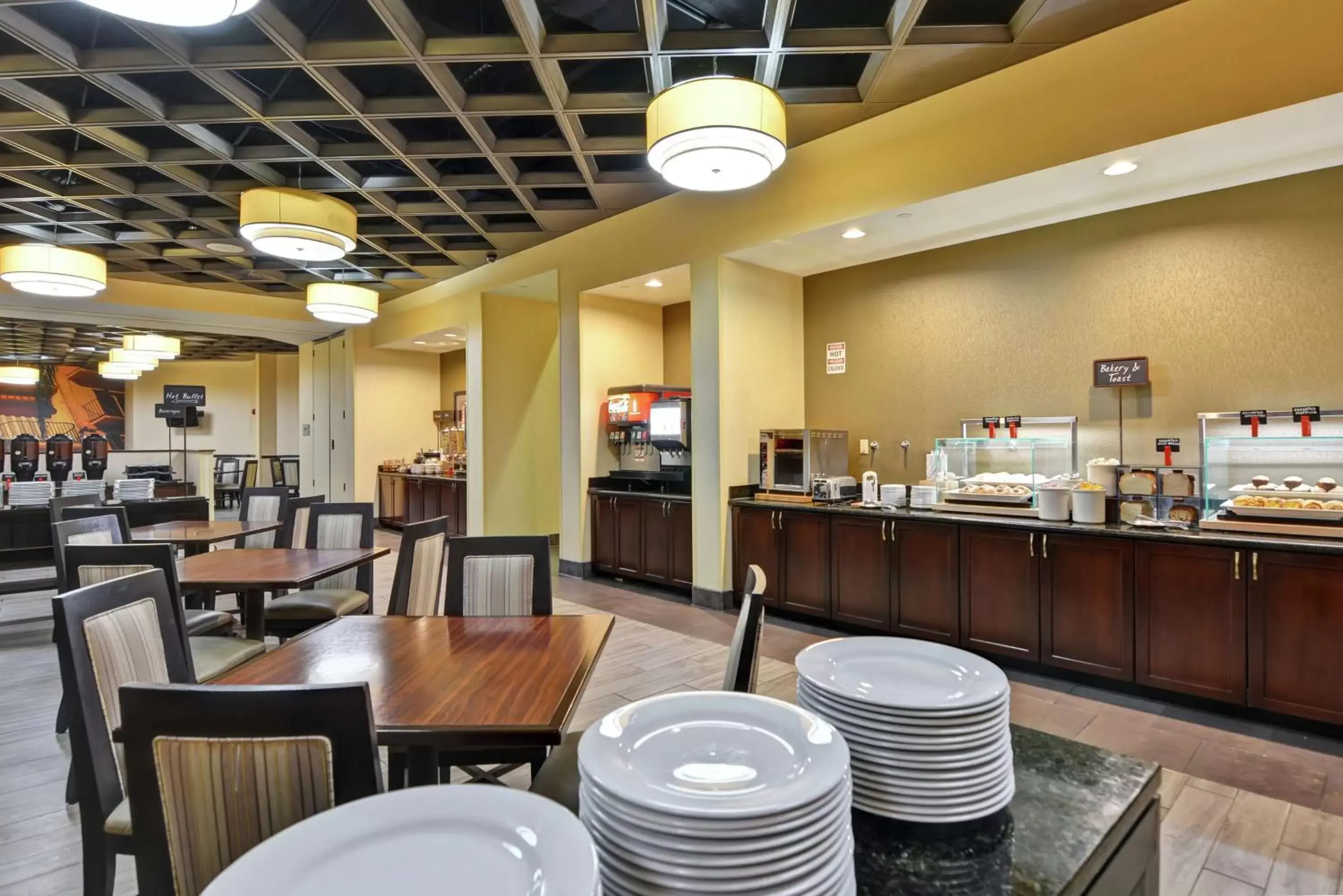 Breakfast, Restaurant/Places to Eat in Embassy Suites Savannah Airport