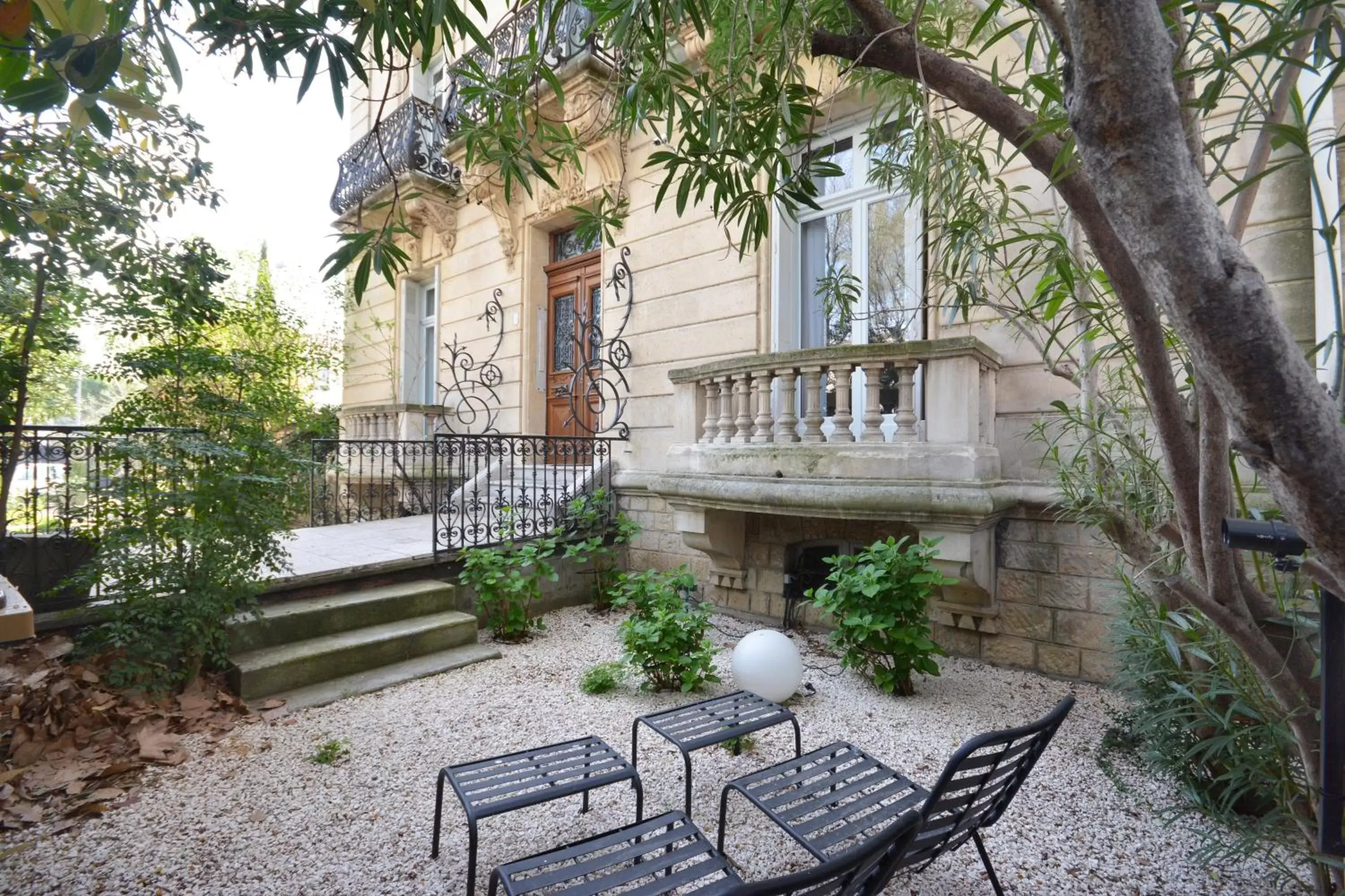 Facade/entrance, Property Building in Maison Douce Arles
