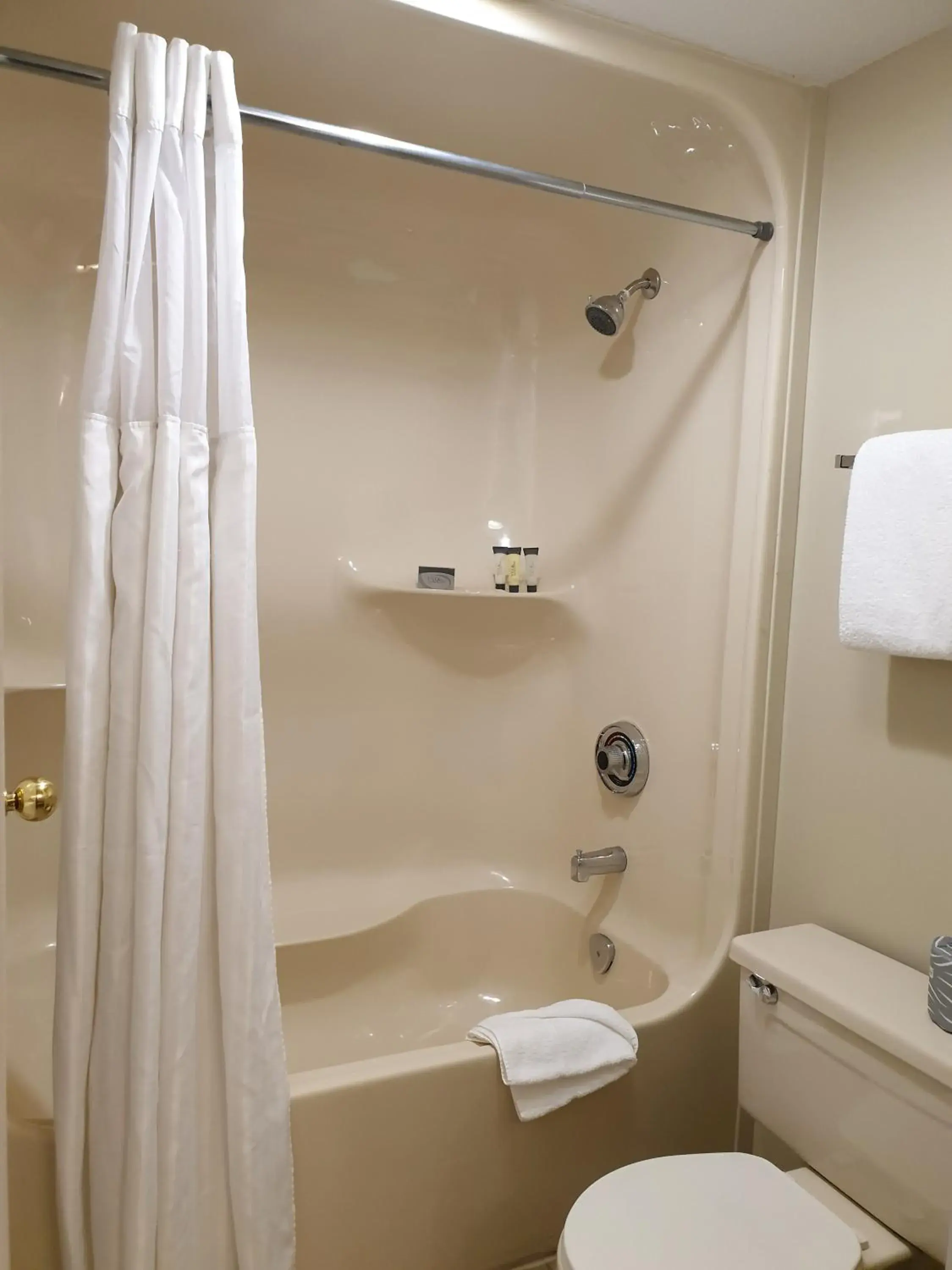 Bath, Bathroom in Riverland Inn & Suites