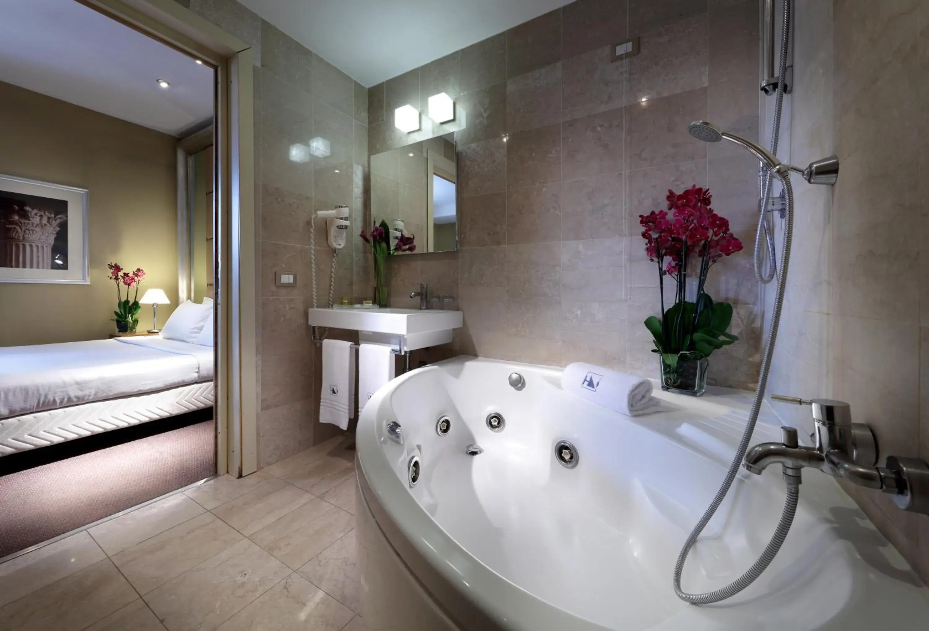 Hot Tub, Bathroom in Hotel Saint John