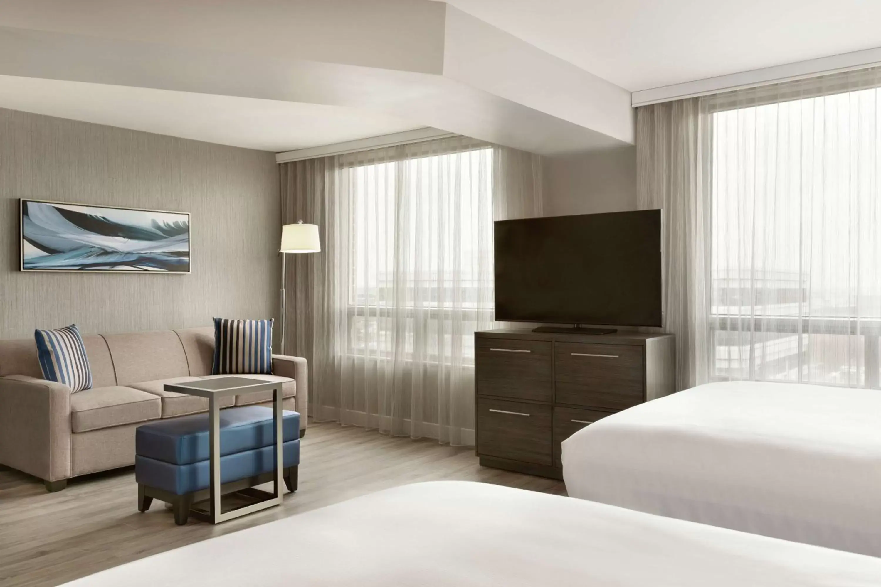 Living room, TV/Entertainment Center in Embassy Suites By Hilton Montreal Airport
