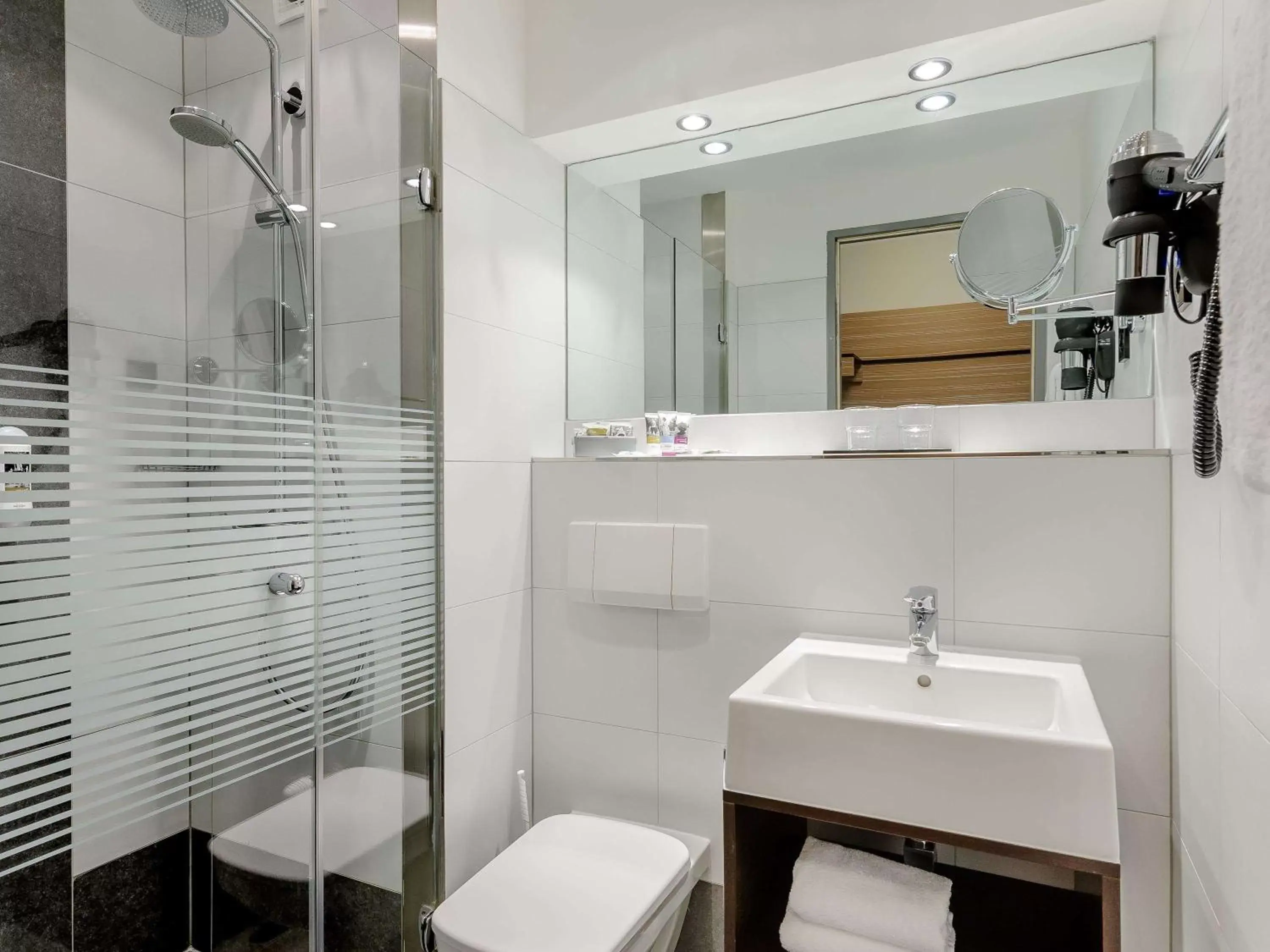 Photo of the whole room, Bathroom in Mercure Hotel Stuttgart Gerlingen