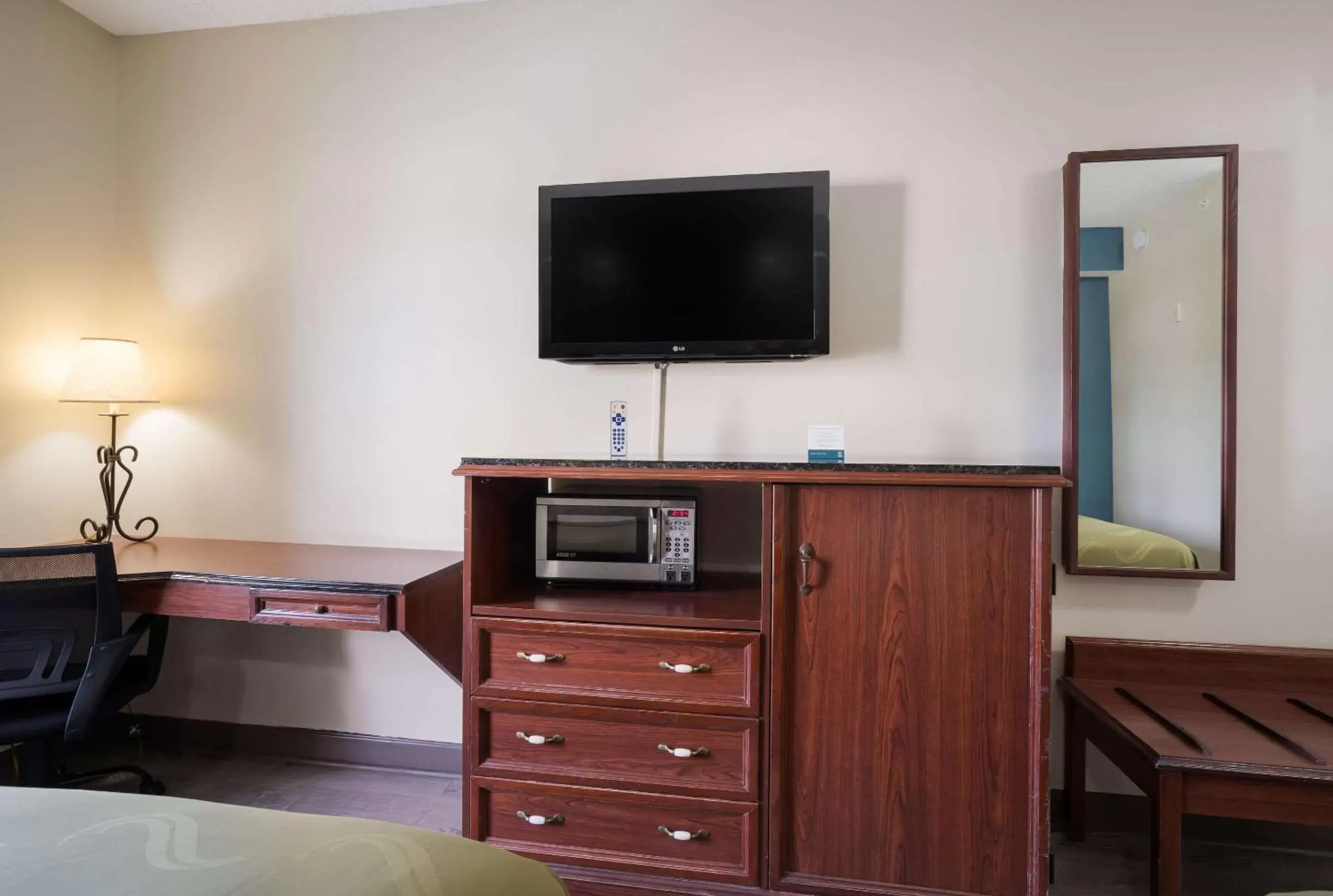 Photo of the whole room, TV/Entertainment Center in Quality Inn Wilmington