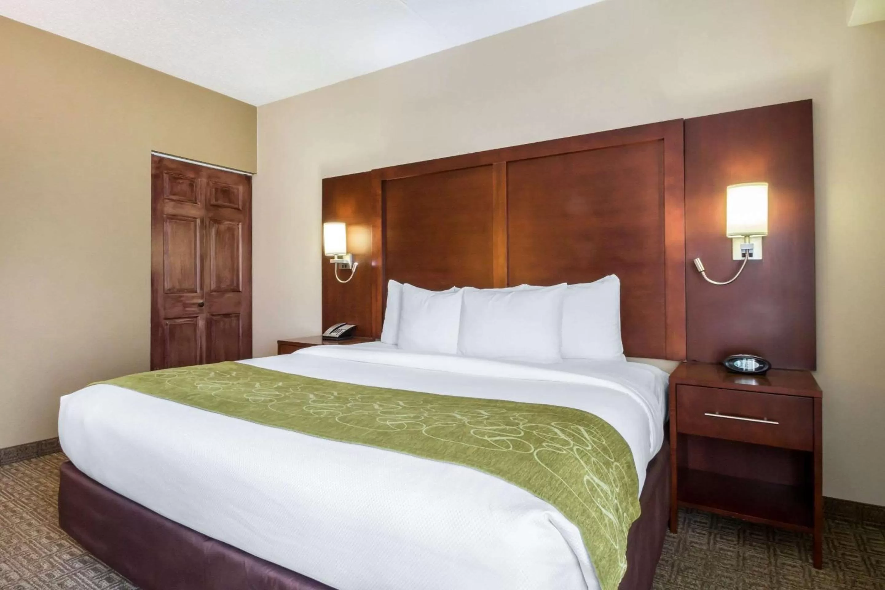 Photo of the whole room, Bed in Comfort Suites at Woodbridge