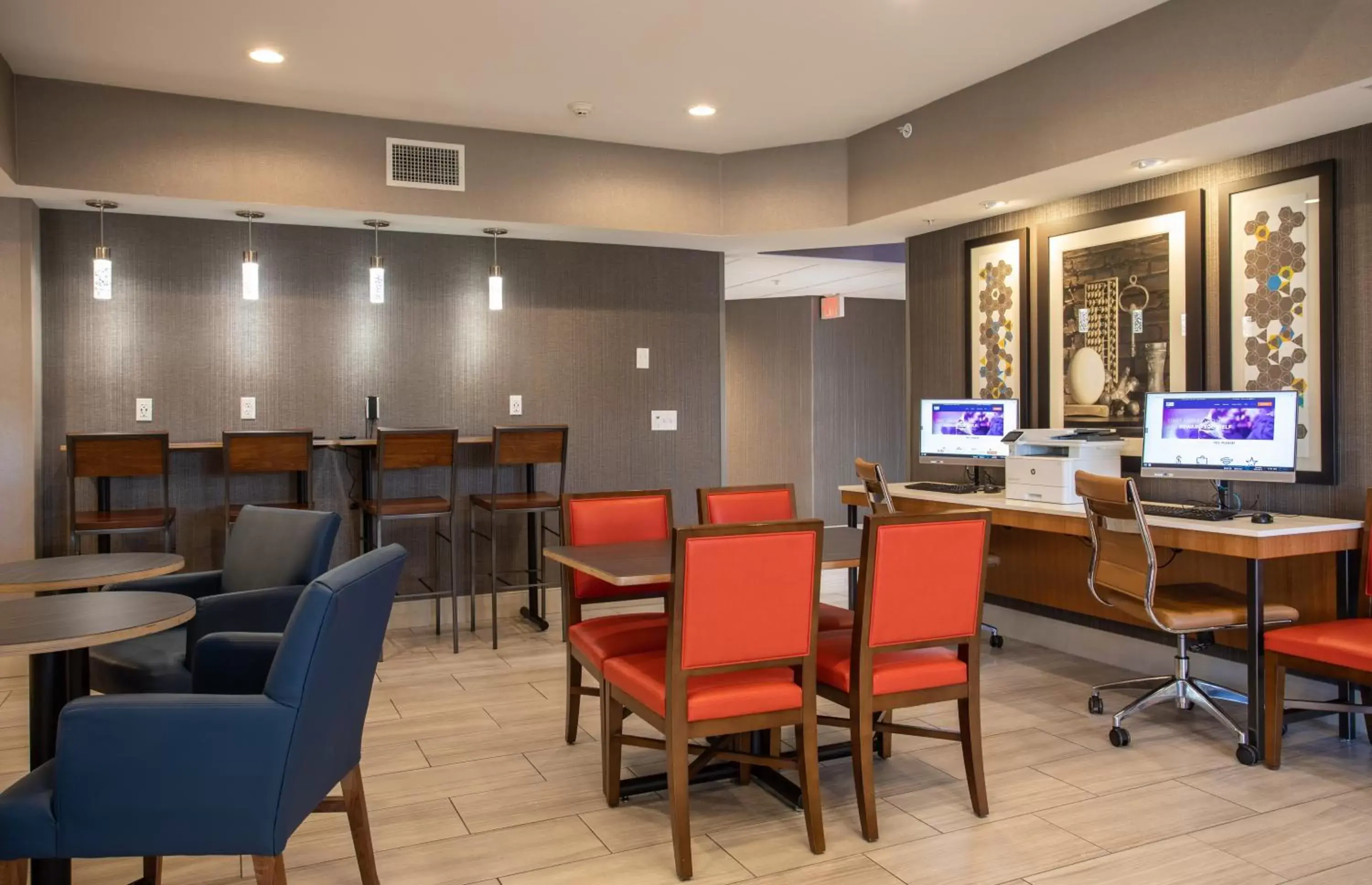 Property building, Restaurant/Places to Eat in Holiday Inn Express Prescott, an IHG Hotel