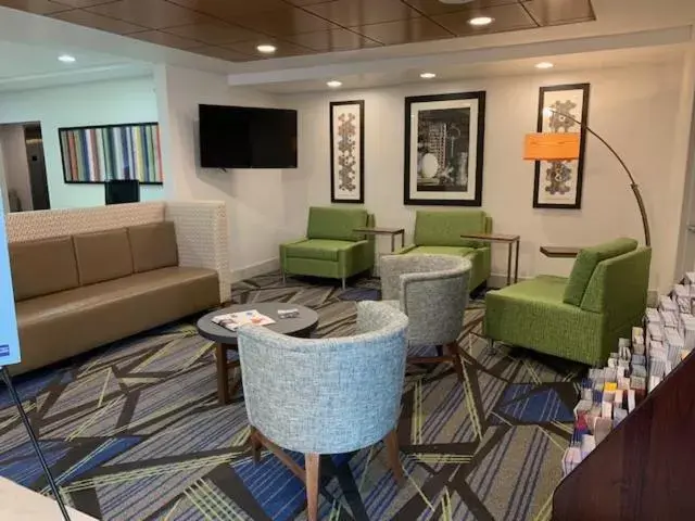 Seating Area in Holiday Inn Express Hotel & Suites Rochester, an IHG Hotel