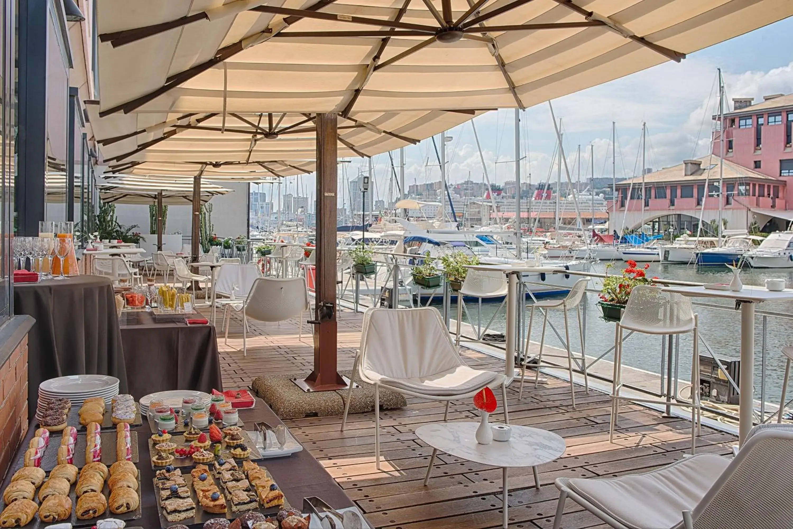 Breakfast, Restaurant/Places to Eat in NH Collection Genova Marina