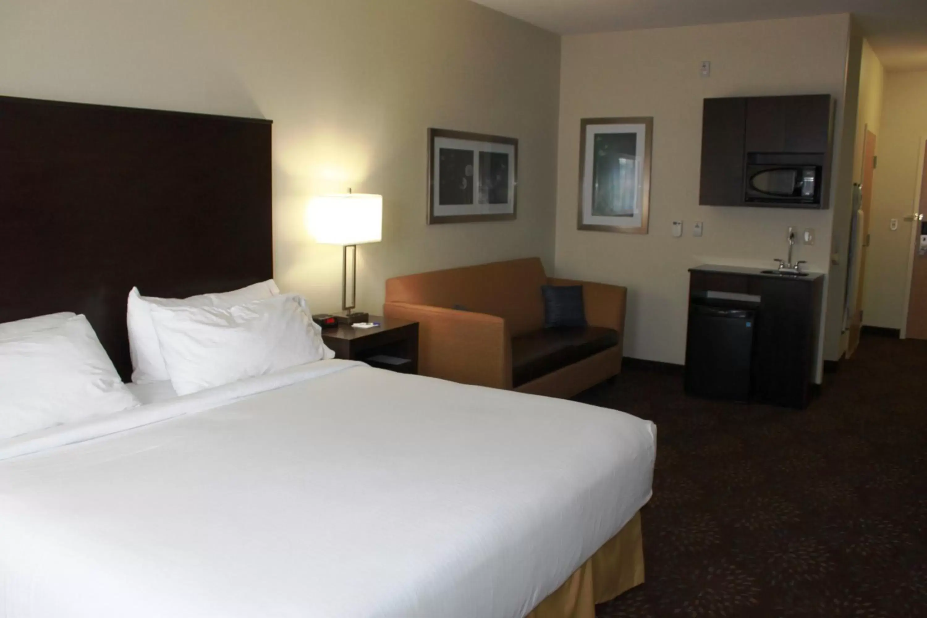 Photo of the whole room, Bed in Holiday Inn Express Yorkton East, an IHG Hotel