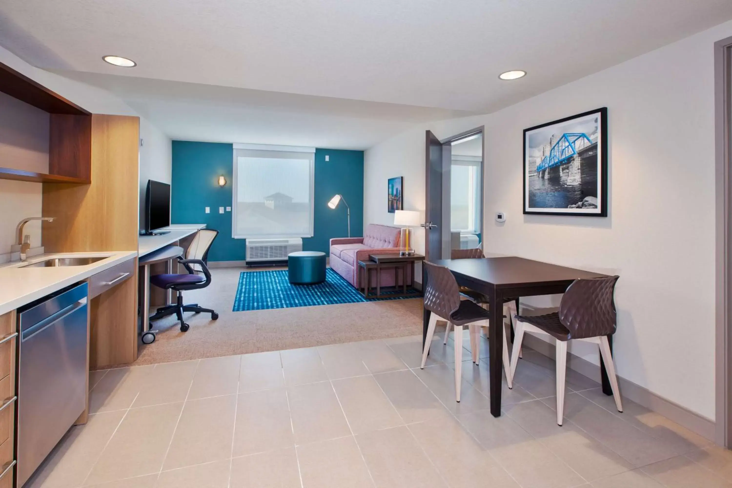 Kitchen or kitchenette, Dining Area in Home2 Suites By Hilton Grand Rapids South