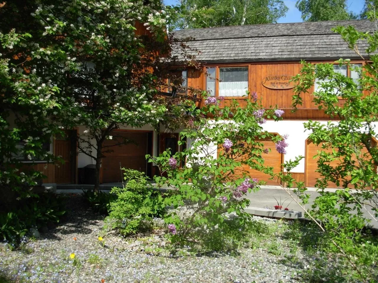 Property Building in Alaska Chalet Bed & Breakfast