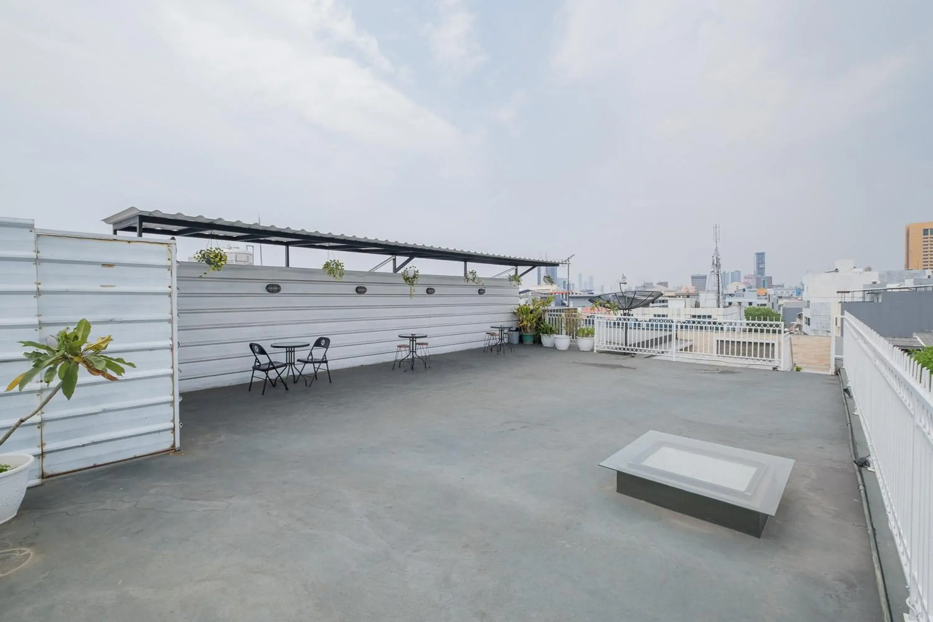 Property building in RedDoorz Plus @ Cideng Barat Property building in RedDoorz Plus @ Cideng Barat