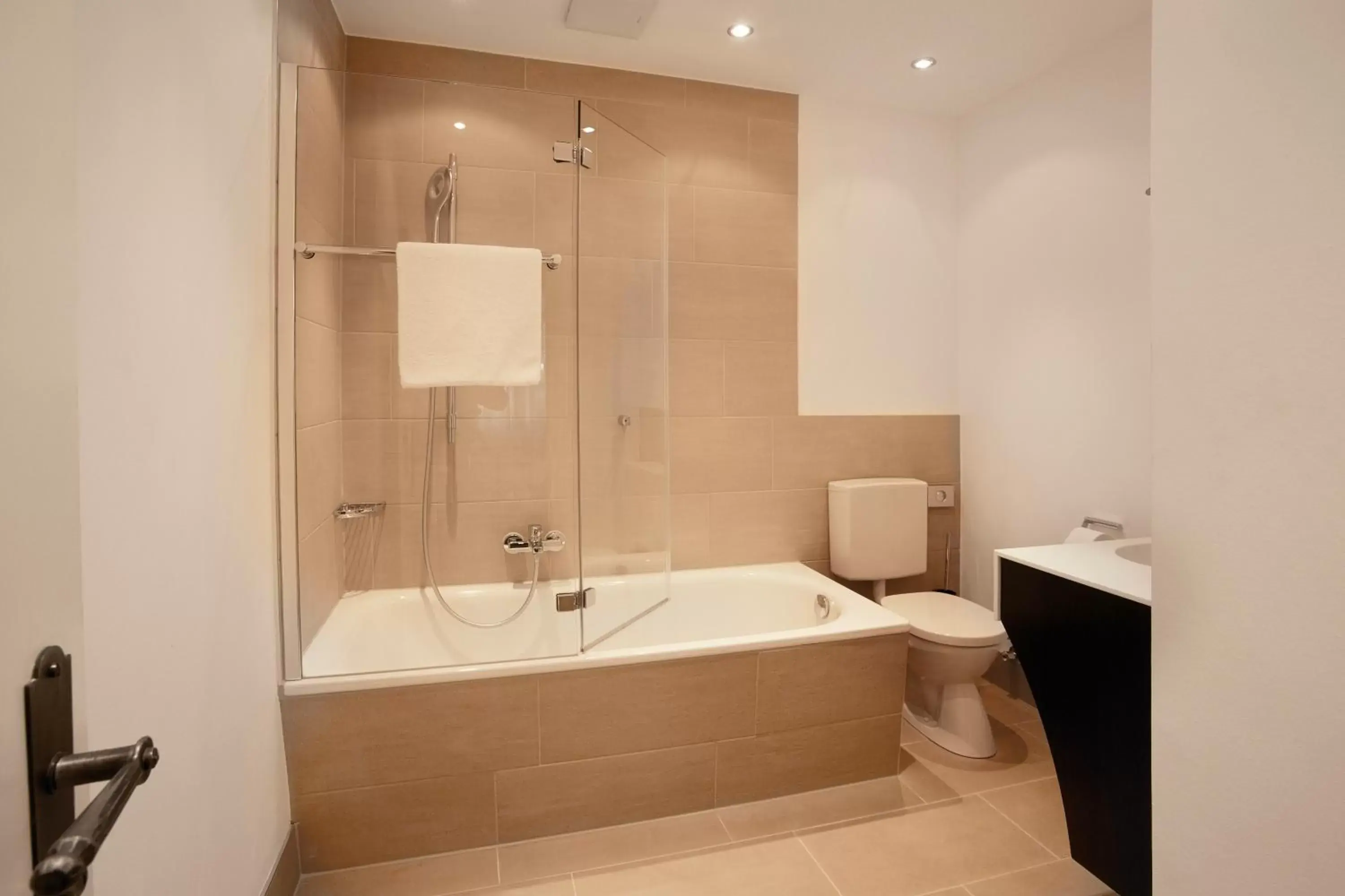 Shower, Bathroom in Hotel Villa Florentina