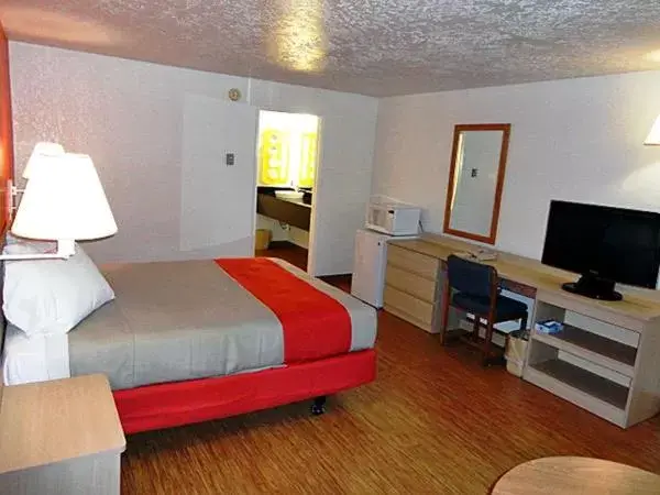 Bedroom, TV/Entertainment Center in Motel 6 Gold Beach