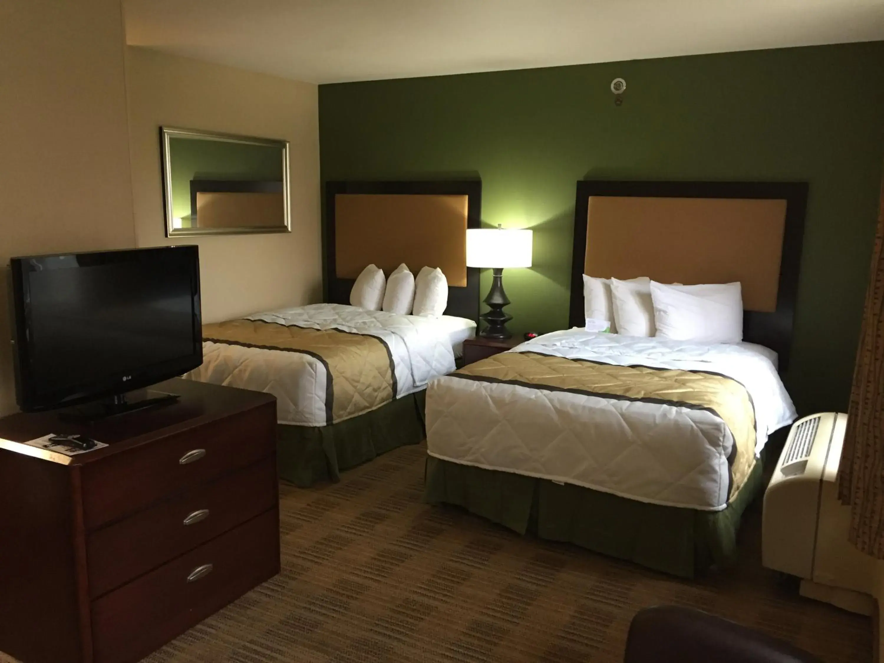 Bed in Extended Stay America Suites - Kansas City - Overland Park - Metcalf Ave