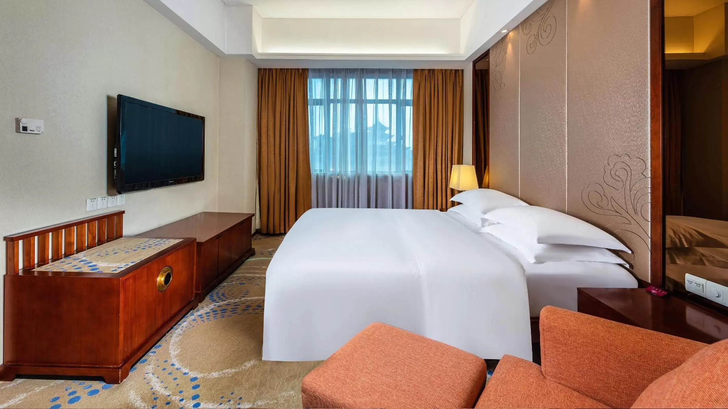 Photo of the whole room, Bed in Crowne Plaza Foshan, an IHG Hotel - Exclusive bus stations for HKSAR round-trips