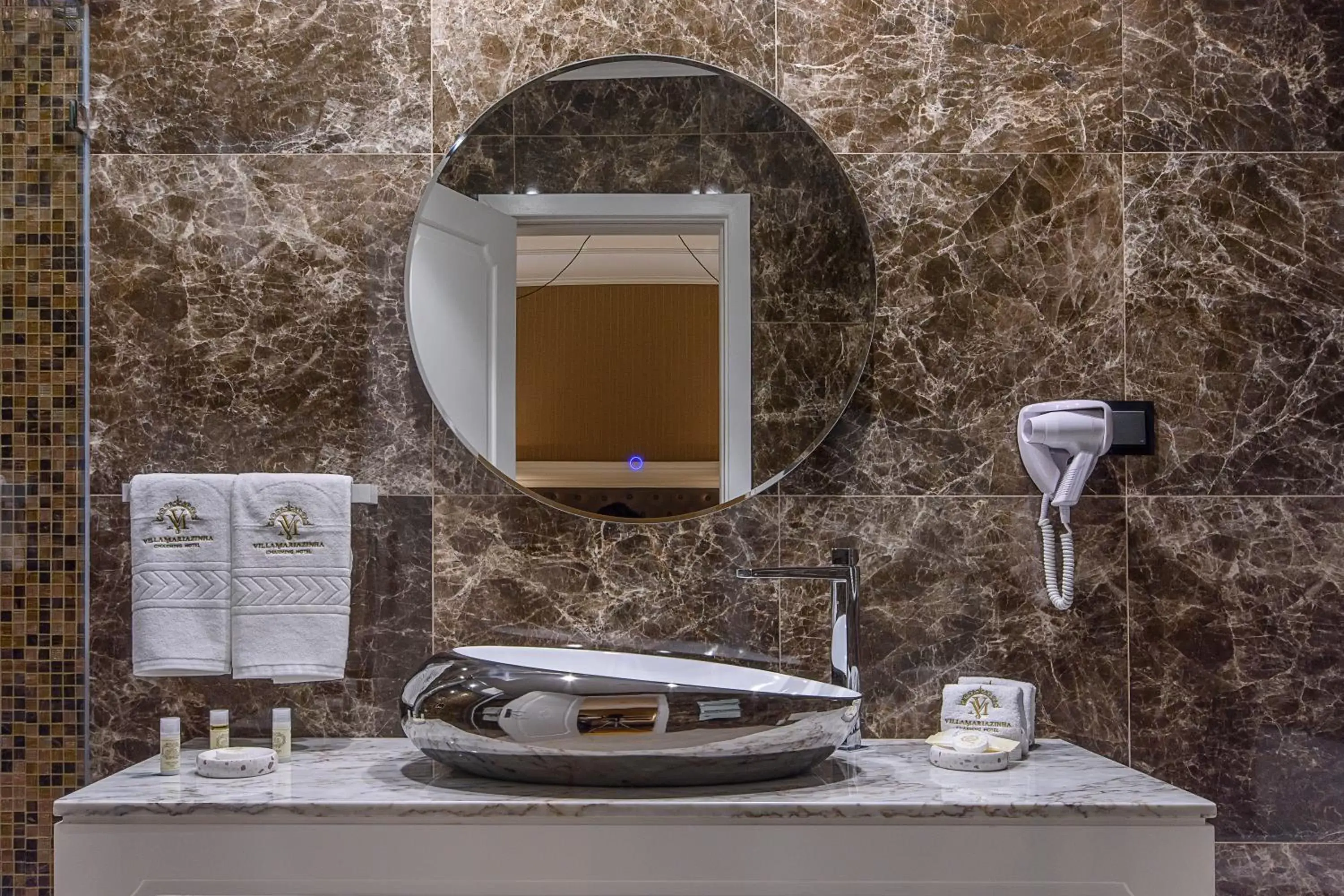 Bathroom, TV/Entertainment Center in Villa Mariazinha Charming Hotel