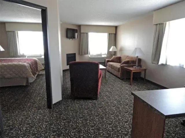 Living room, Seating Area in Canby Inn and Suites