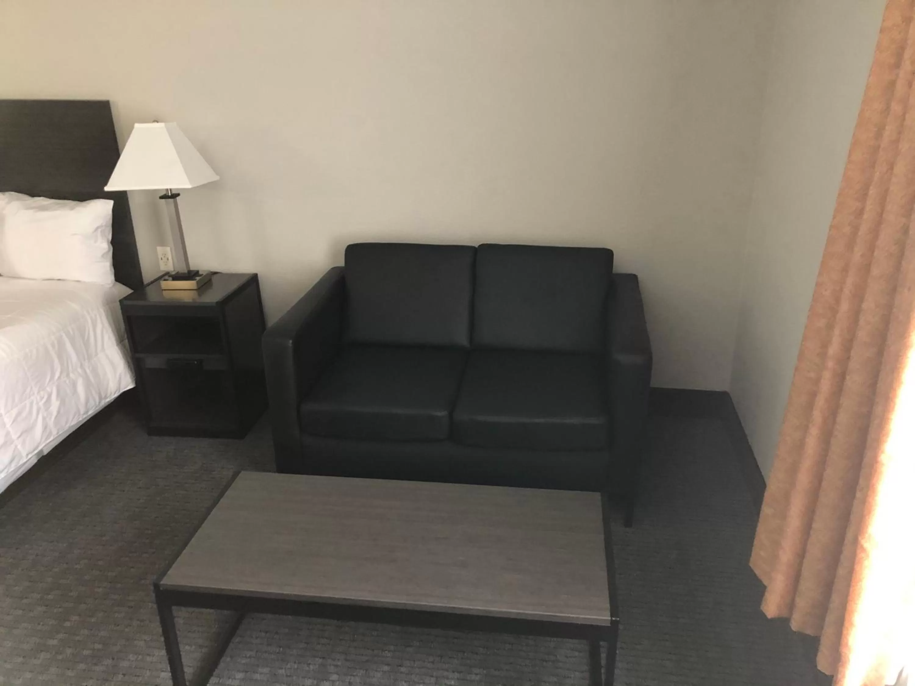 Photo of the whole room, Bed in Lea County Inn