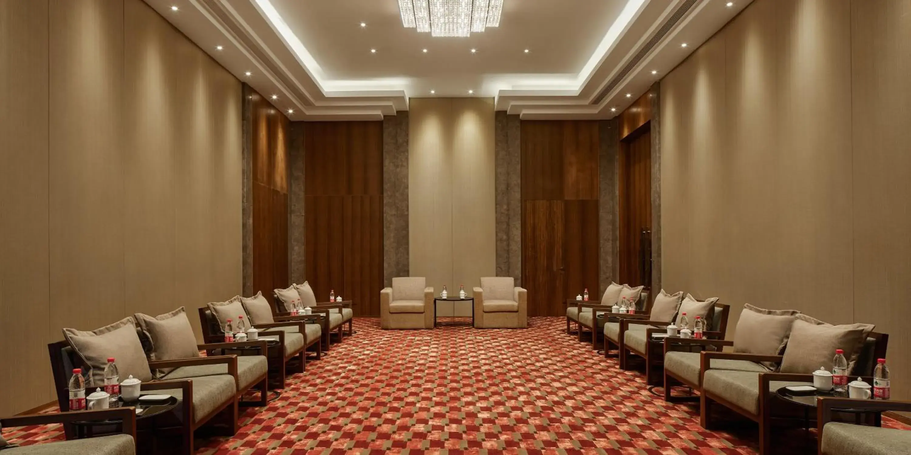 Meeting/conference room, Restaurant/Places to Eat in HUALUXE Ningbo Harbor City, an IHG Hotel